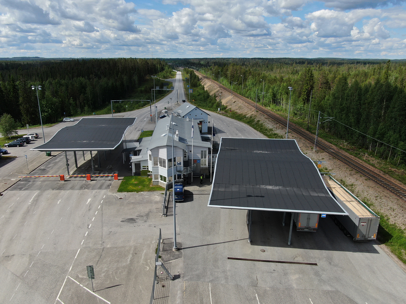 Vartiuksen rajanylityspaikka kesällä, rautatie oikealla puolella asemaa. Kuva: Rajavartiolaitos.