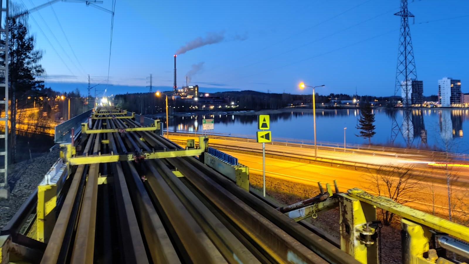 Kiskojen kuljetusvaunu ylittämässä siltaa Jyväskylä-Vaajakoski välisellä osuudella, näkymä Jyväsjärvelle.