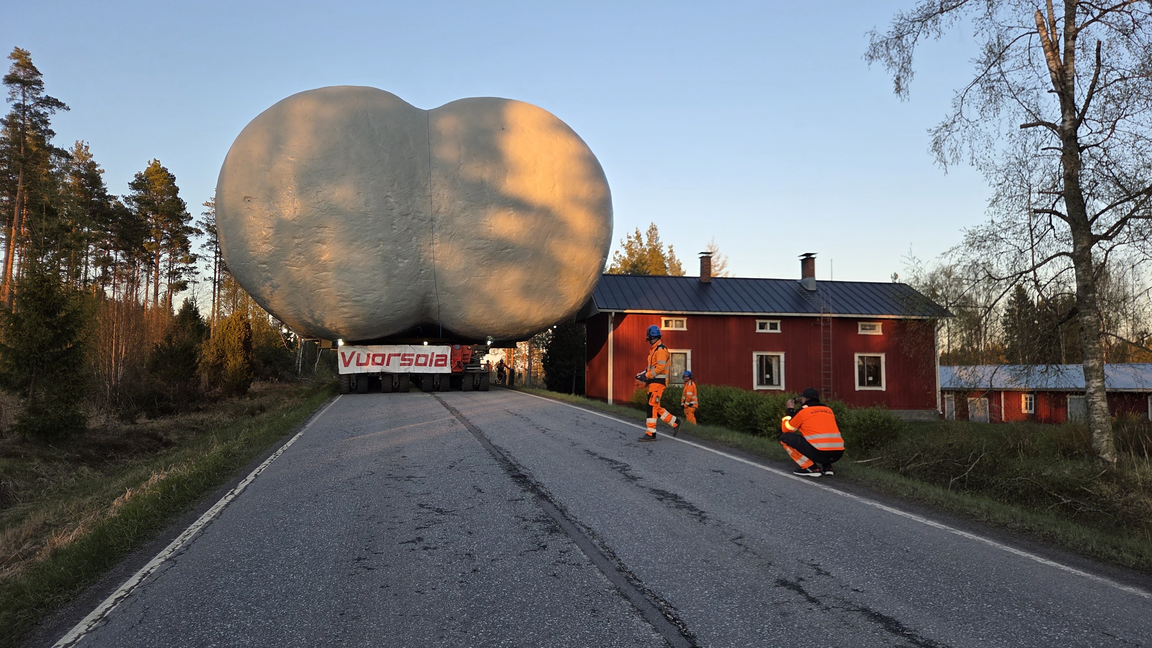 500 tonnia eli puoli miljoonaa kiloa painava kuljetus kuljetettiin helatorstaina West Welding Oy:n tehtaalta Teuvalta Kaskisten satamaan, Meyerin Turun telakan tarpeisiin loistoristeilijää varten. Kuljetuksen leveys oli 15 metriä ja korkeus 14 metriä.