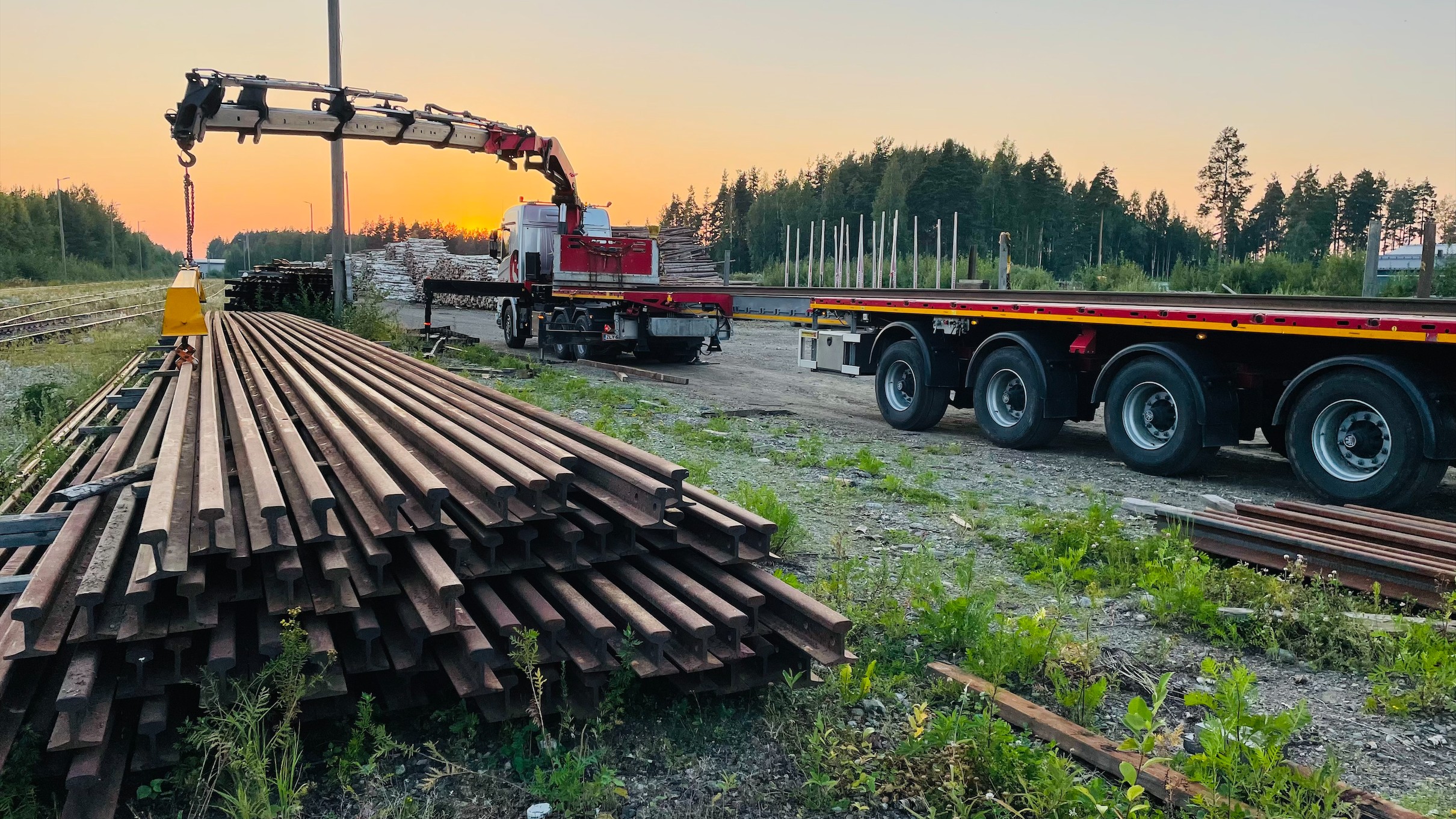 Lyhyempiä kiskonpätkiä voidaan kuljettaa perille myös autolla, jossa on usein mukana nosturi kiskojen lastaamista ja purkamista varten.
