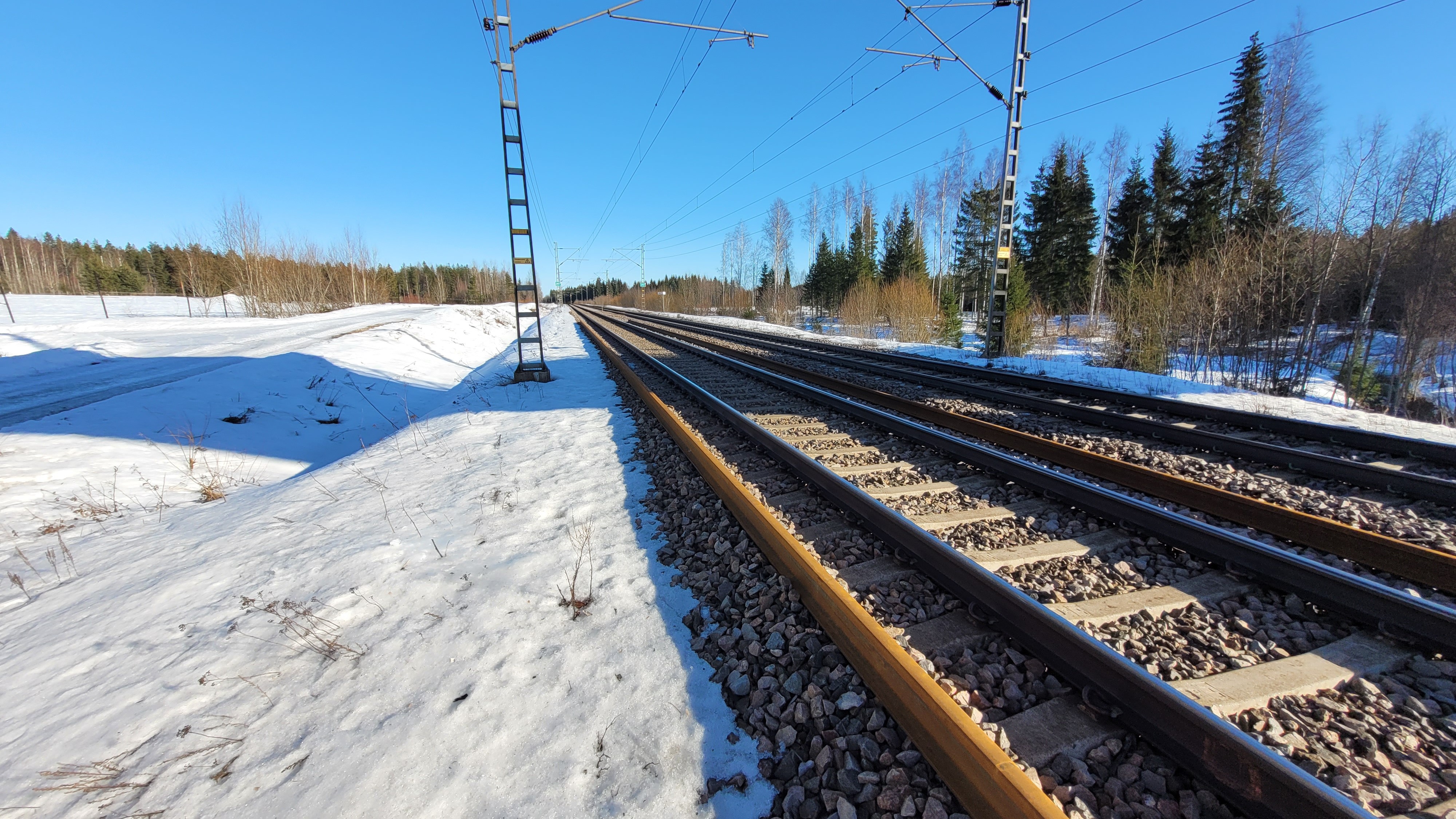 Radan varteen jaettu kiskopari. Suurin osa jaettavista kiskoista on 150 metriä pitkiä.