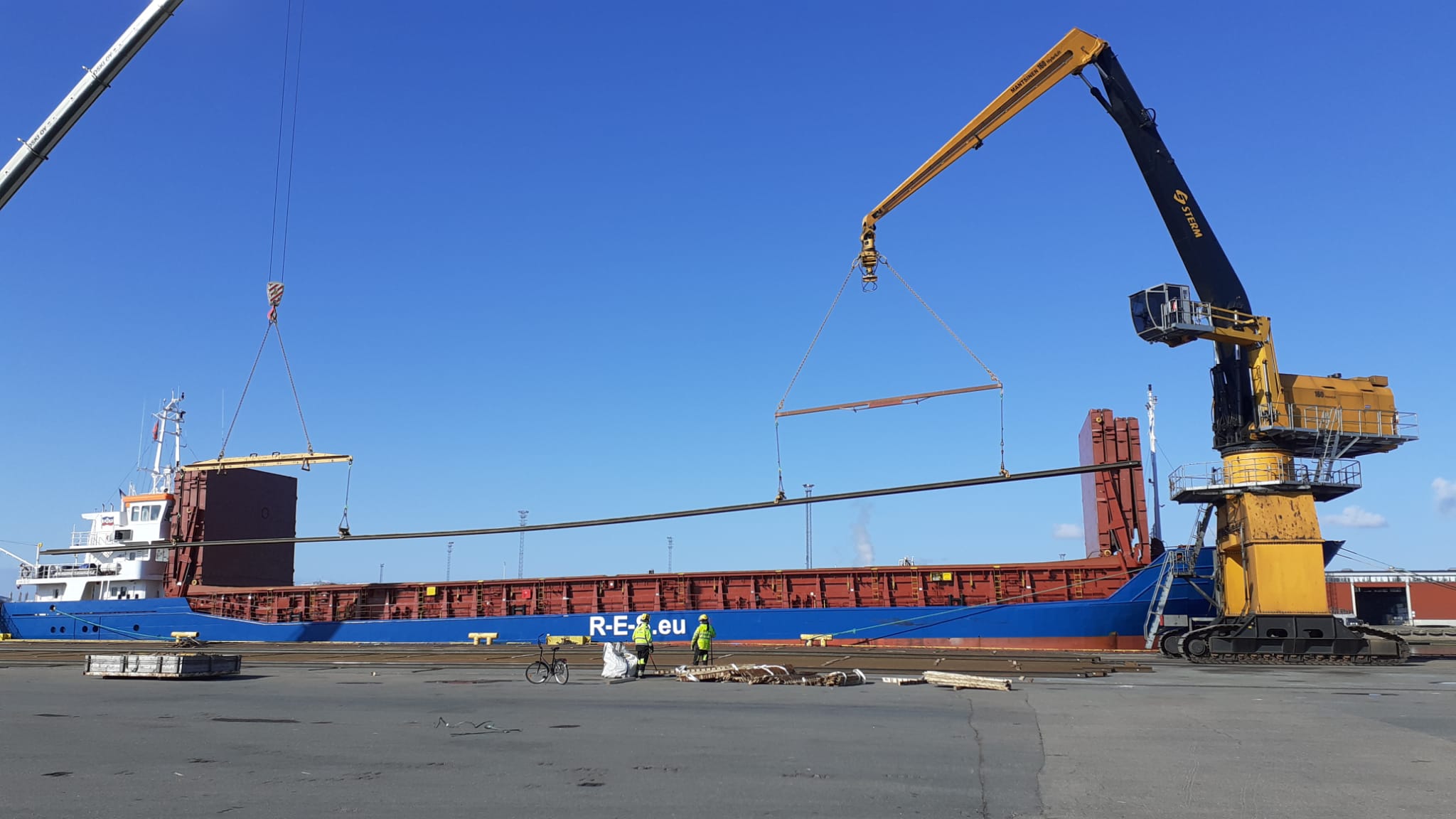 Satamassa kiskot puretaan ensin suoraan laivasta käytettävissä oleviin vaunuihin, ja loput kiskot puretaan laiturille odottamaan vaunuihin lastausta.