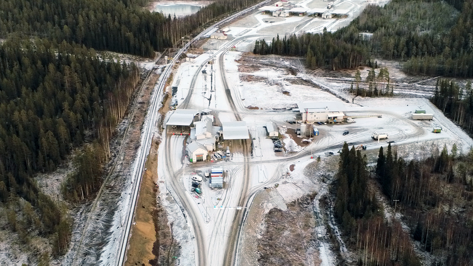 Lentokuva Vartiuksen rajanylityspaikasta talvella. Kuva: Rajavartiolaitos.
