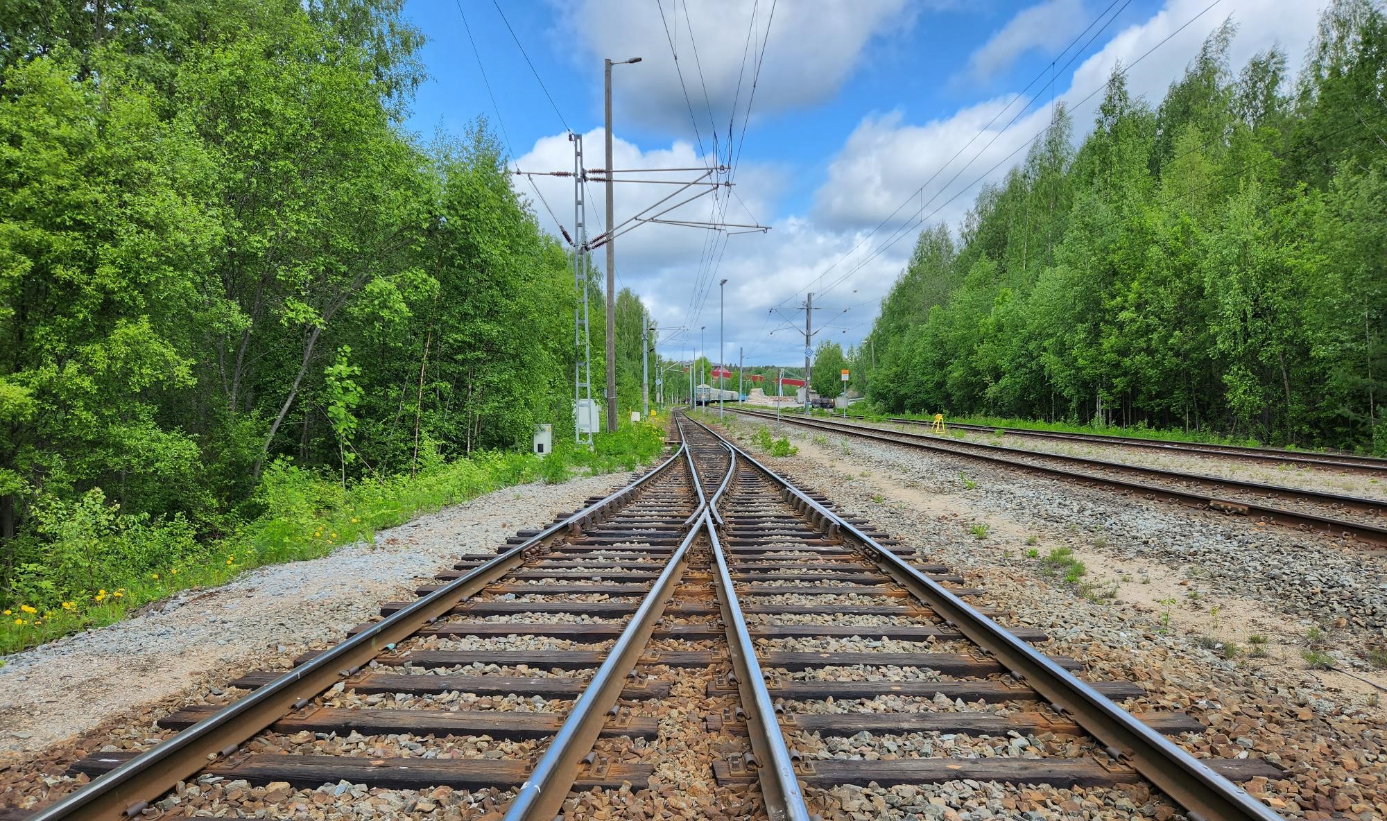 Väyläviraston Tampere-Jyväskylä -ratahankkeen kuva junaraiteesta.