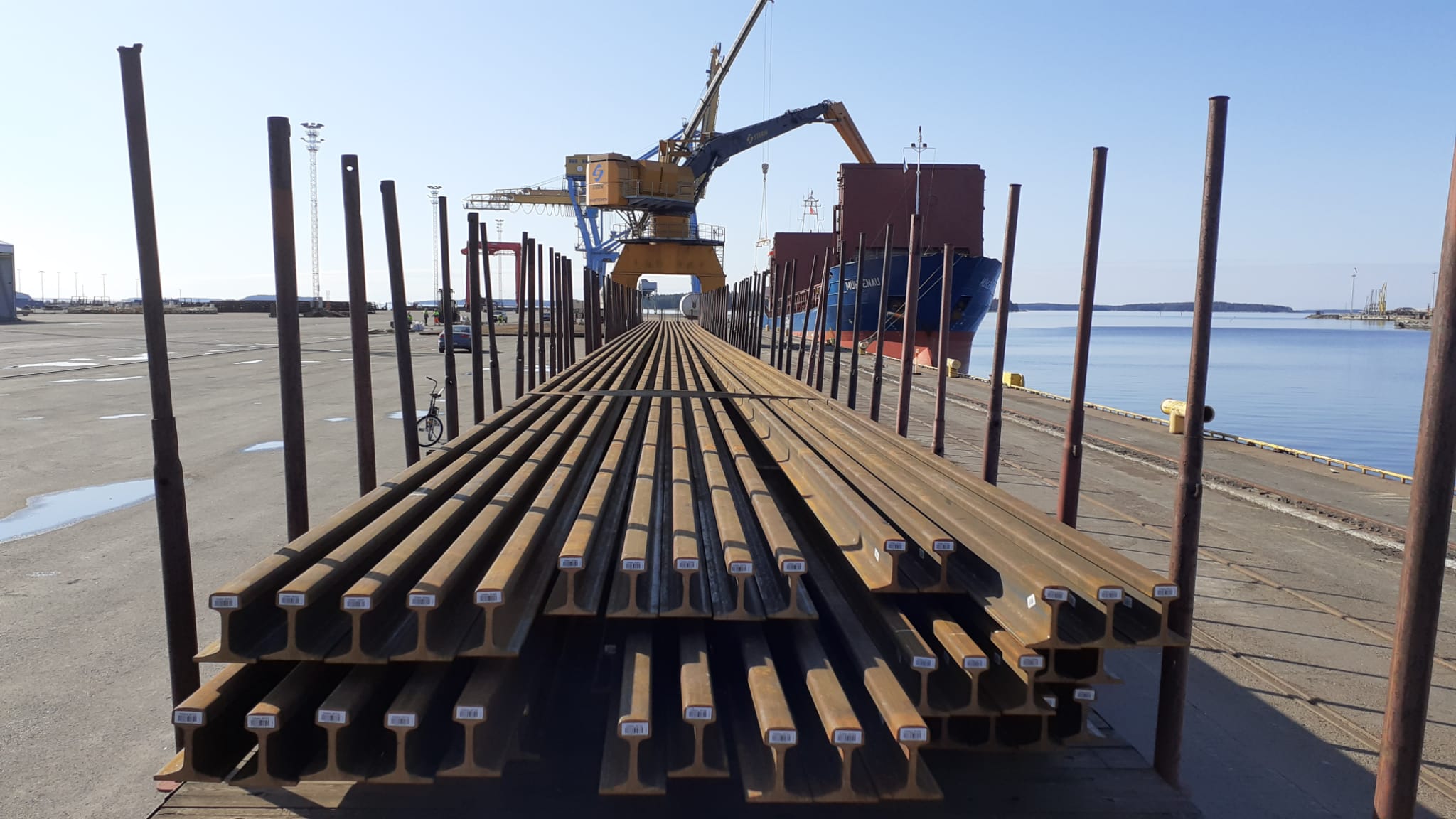 Kiskoja kuljetusvaunussa satamaraiteella.