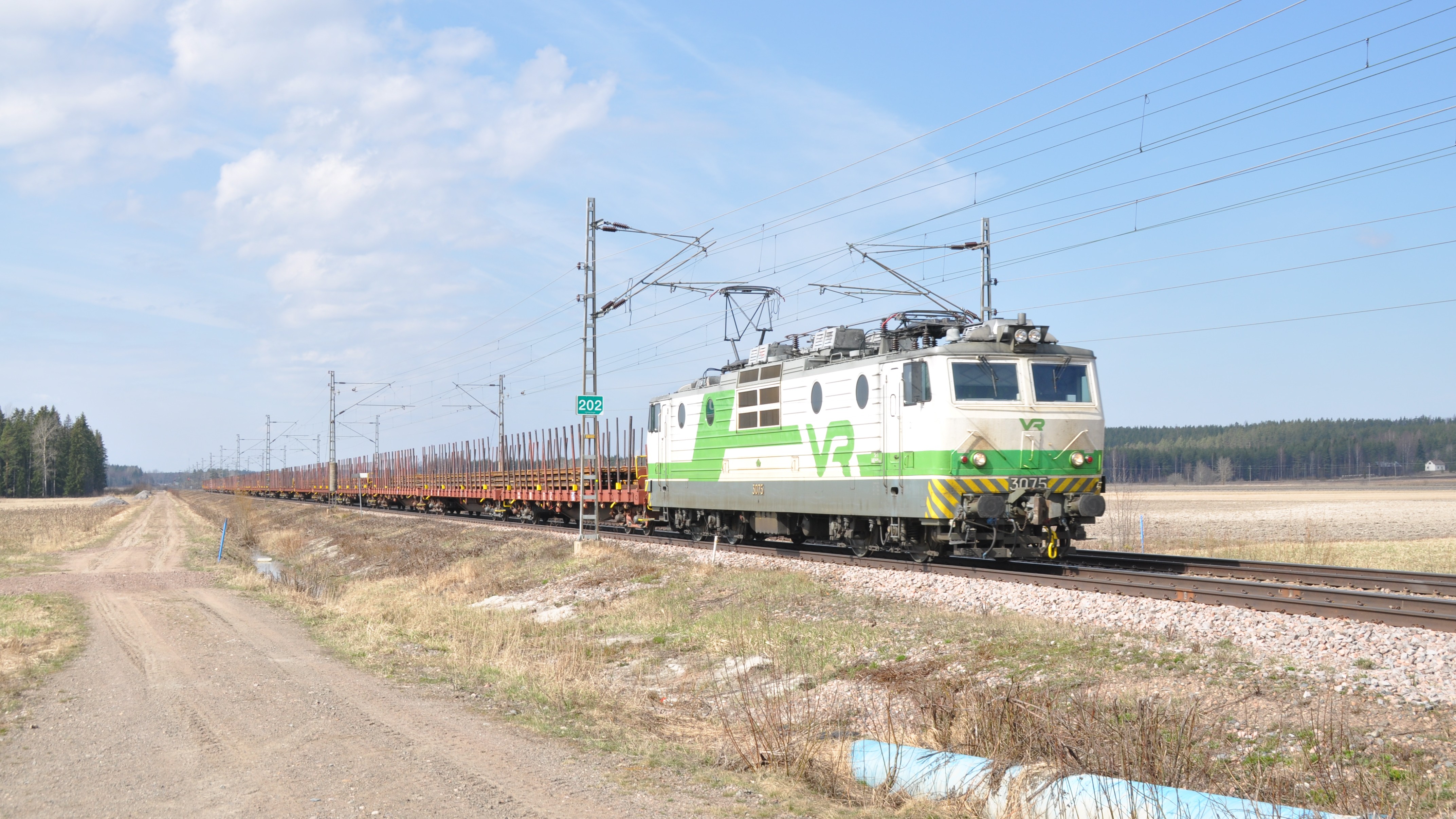 Kiskoja matkalla satamasta kohti hitsaamoa.