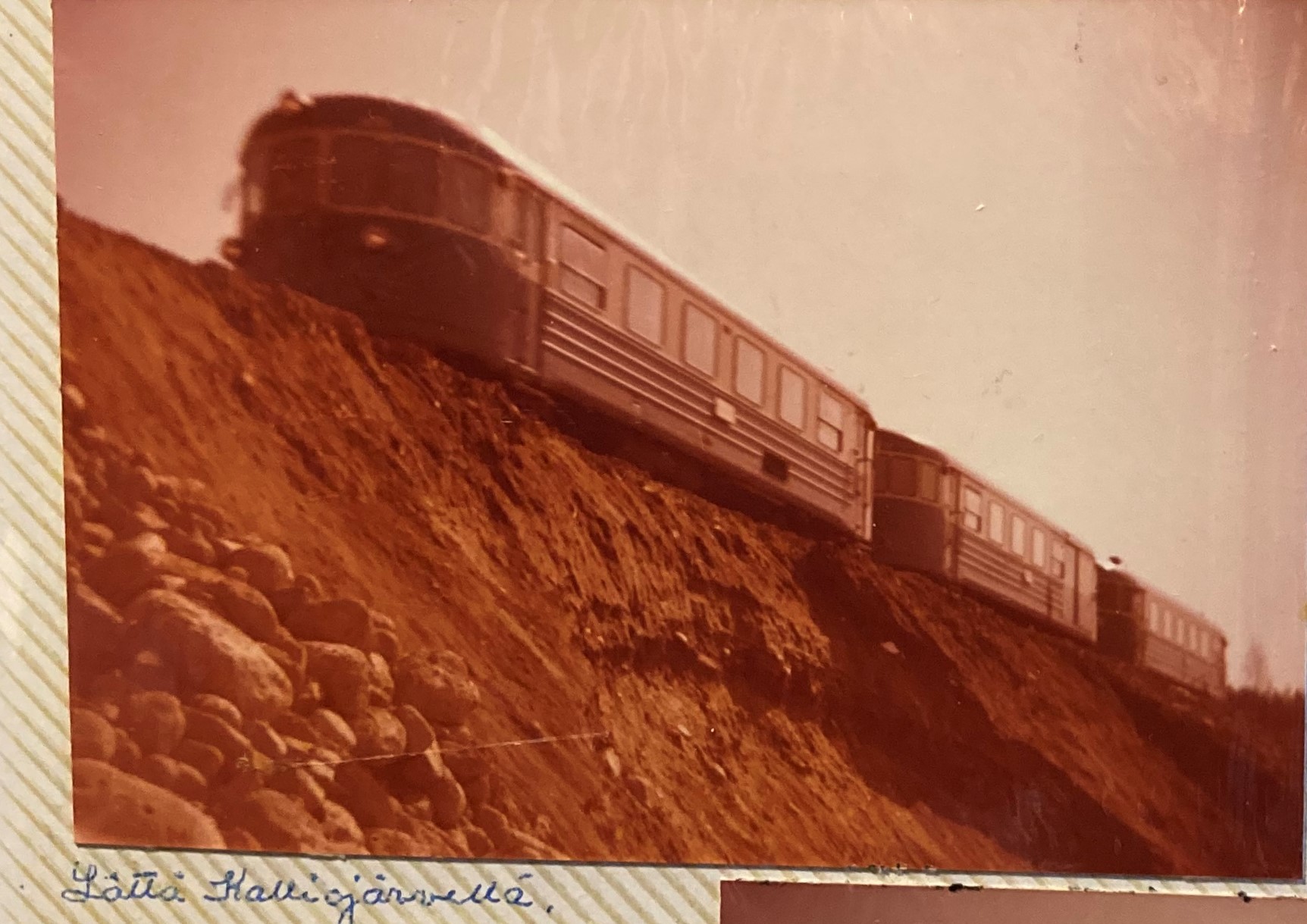 Ratapenkereen sortuma Kalliojärvellä 4.5.1978.