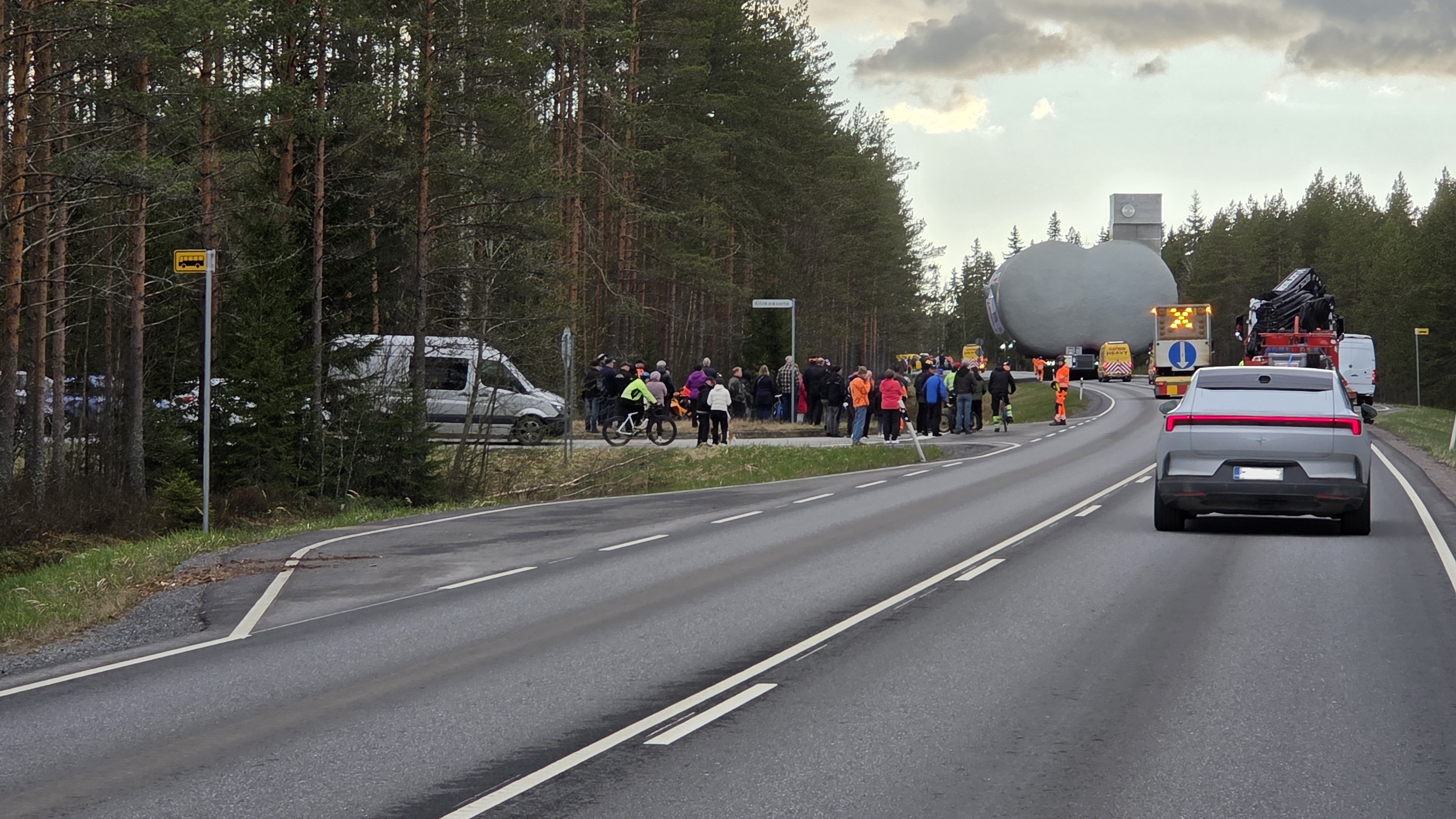 Yleisöä oli kertynyt reitin varrella lähes kaikkialle, jossa tilaa vain oli, kuten esimerkiksi liittymiin.