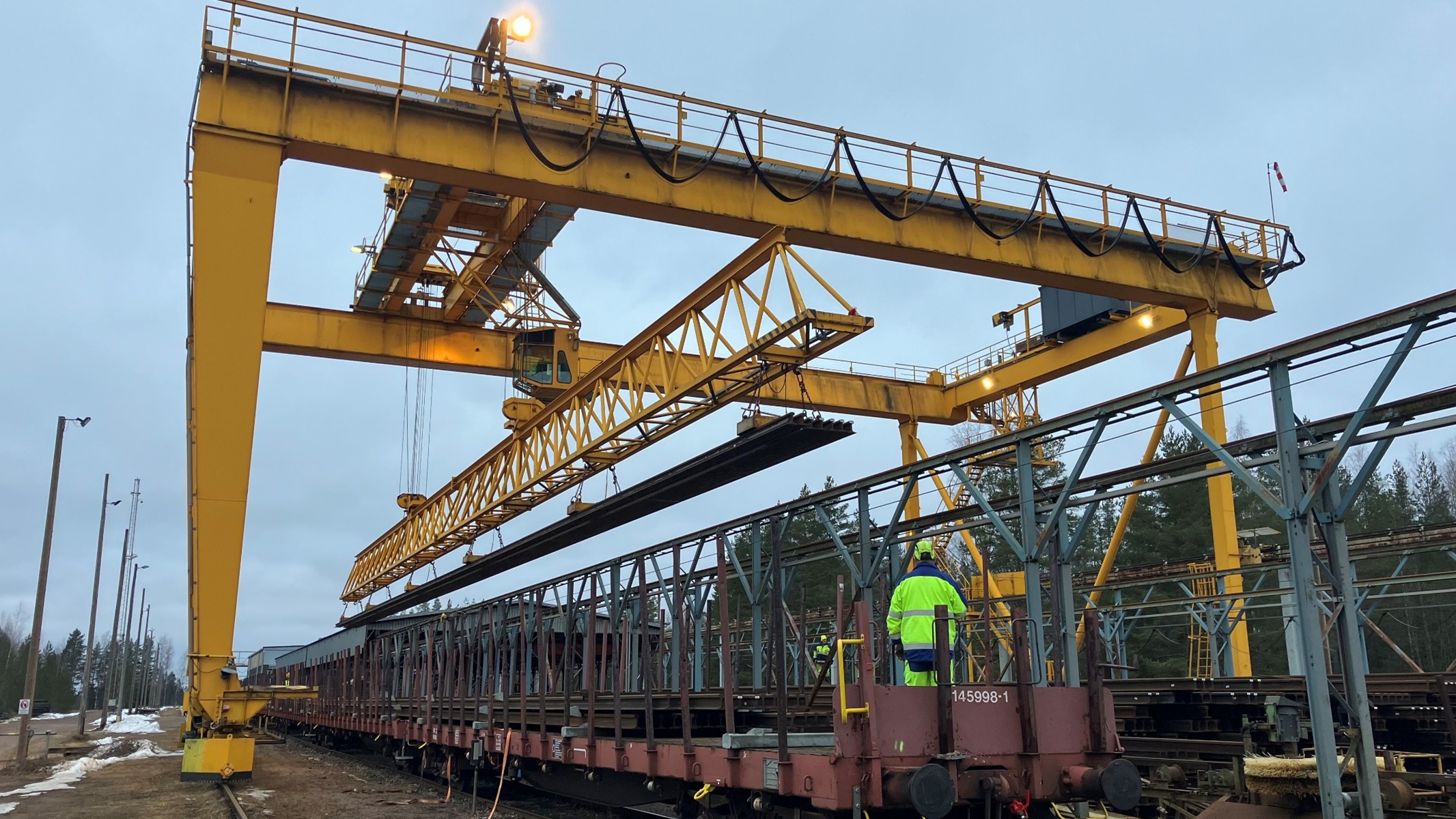 Kiskoja puretaan hitsaamon varastoon Kaipiaisissa.