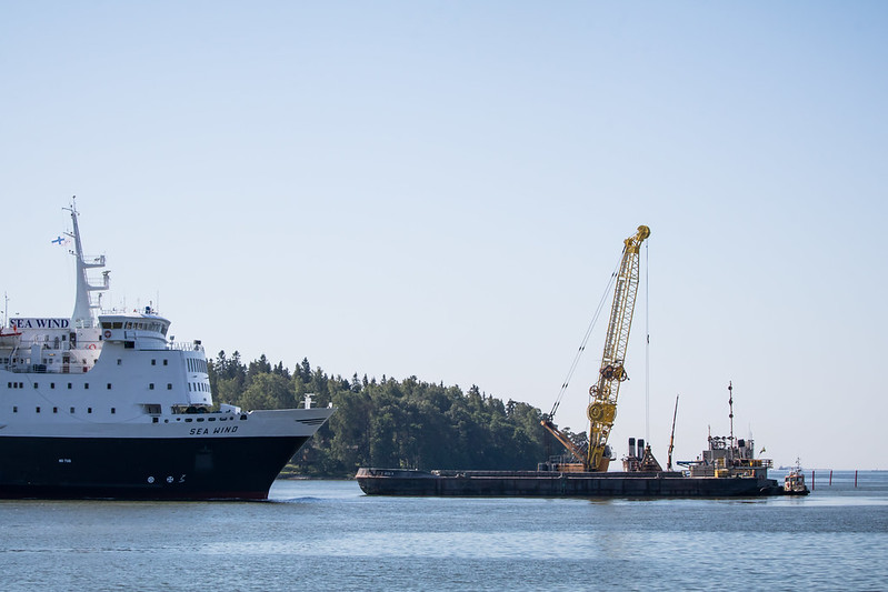 Laivaliikennettä ja ruoppaskalustoa meriväylällä