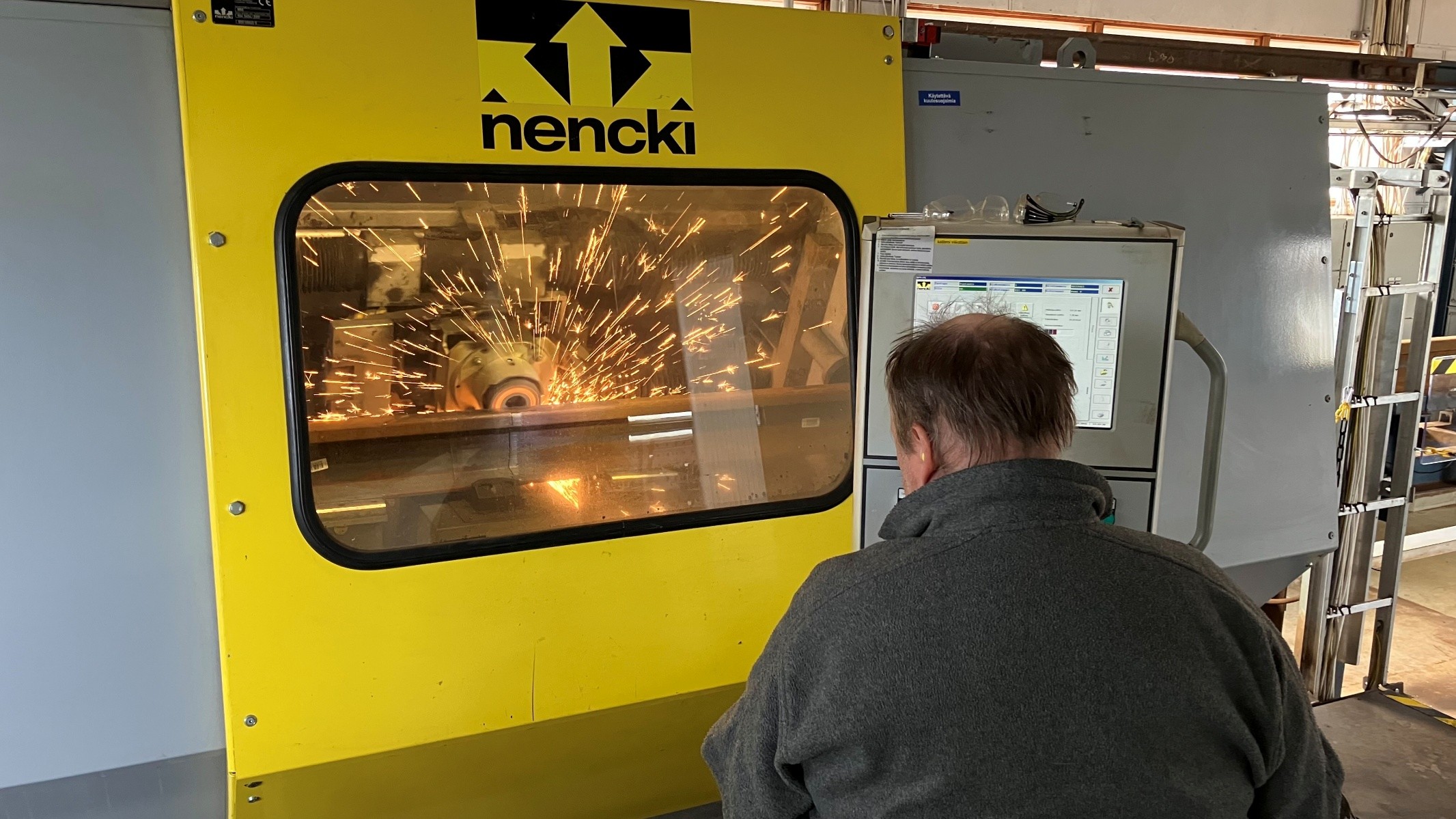 Hitsaussaumaa hiotaan hitsauksen jälkeen.