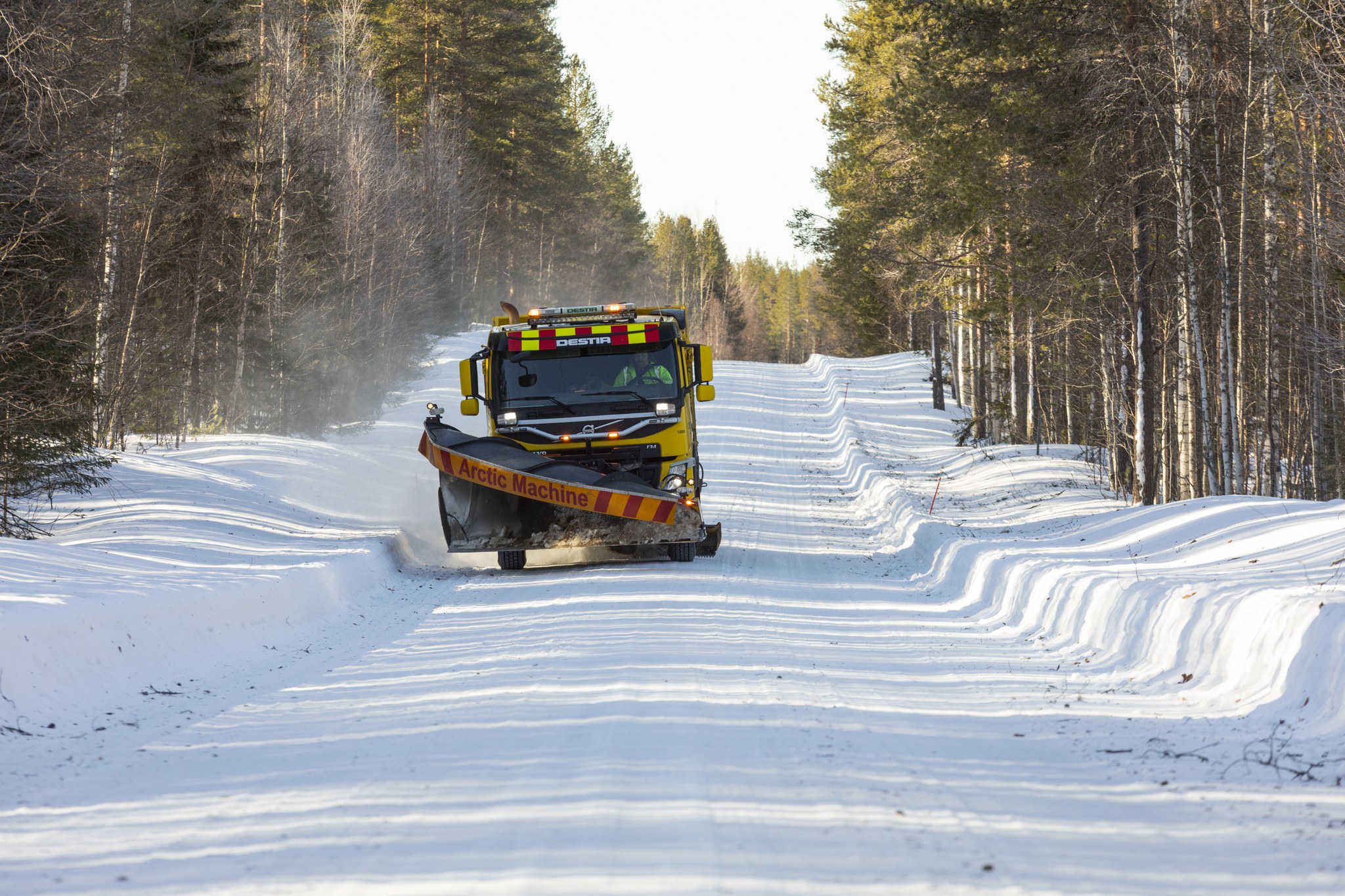 Teiden talvikunnossapitoa tekevä ajoneuvo