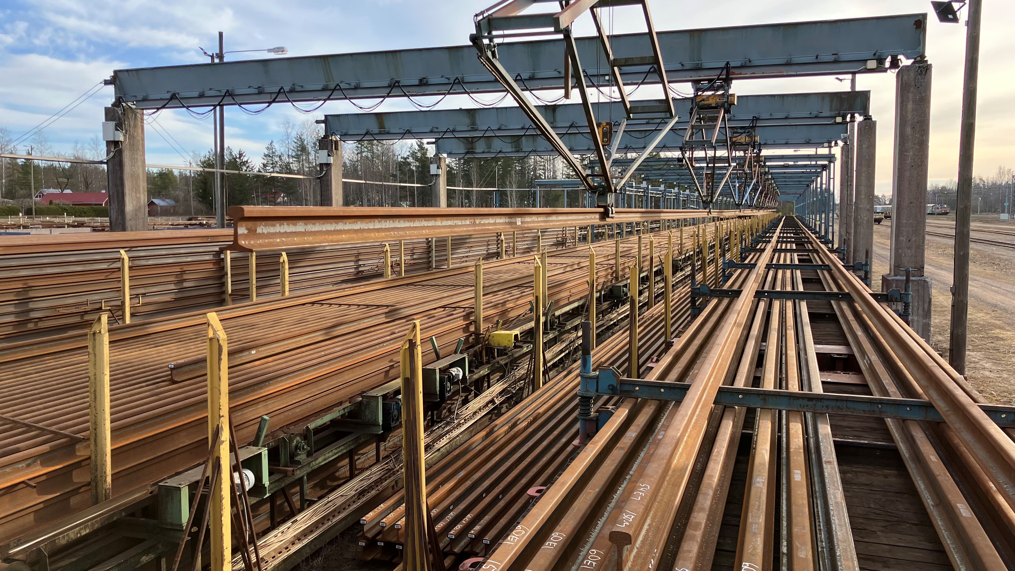 Kiskoja lastataan kuljetusvaunuihin Kaipiaisissa.