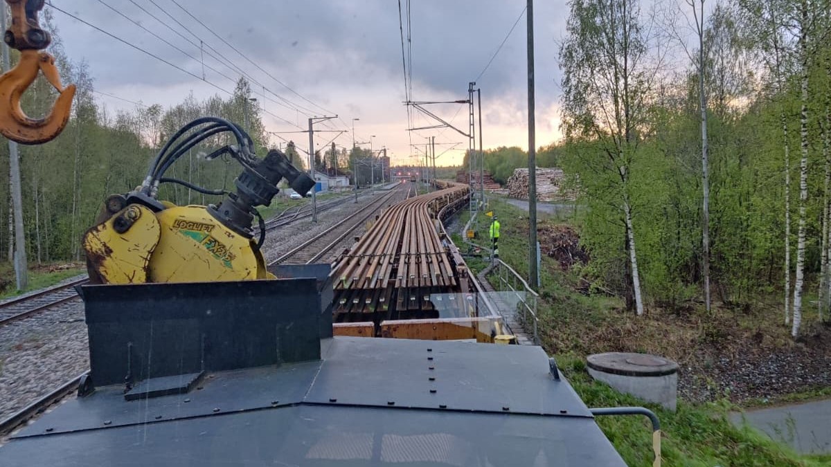 Kiskonjakokone Robel eli tuttavallisemmin Roope odottaa punavalojen edessä kiskovaunustoa. Kuva on otettu ratakuorma-auton hytistä. Roopessa on yleensä kolme vaunustoa, jolloin kiskoja voi olla kyydissä yhteensä jopa 90 kappaletta. Jos nuo kaikki kiskot olisivat 150-metrisiä, olisi kyydissä yhteensä huimat 13,5 kilometriä ratakiskoa.