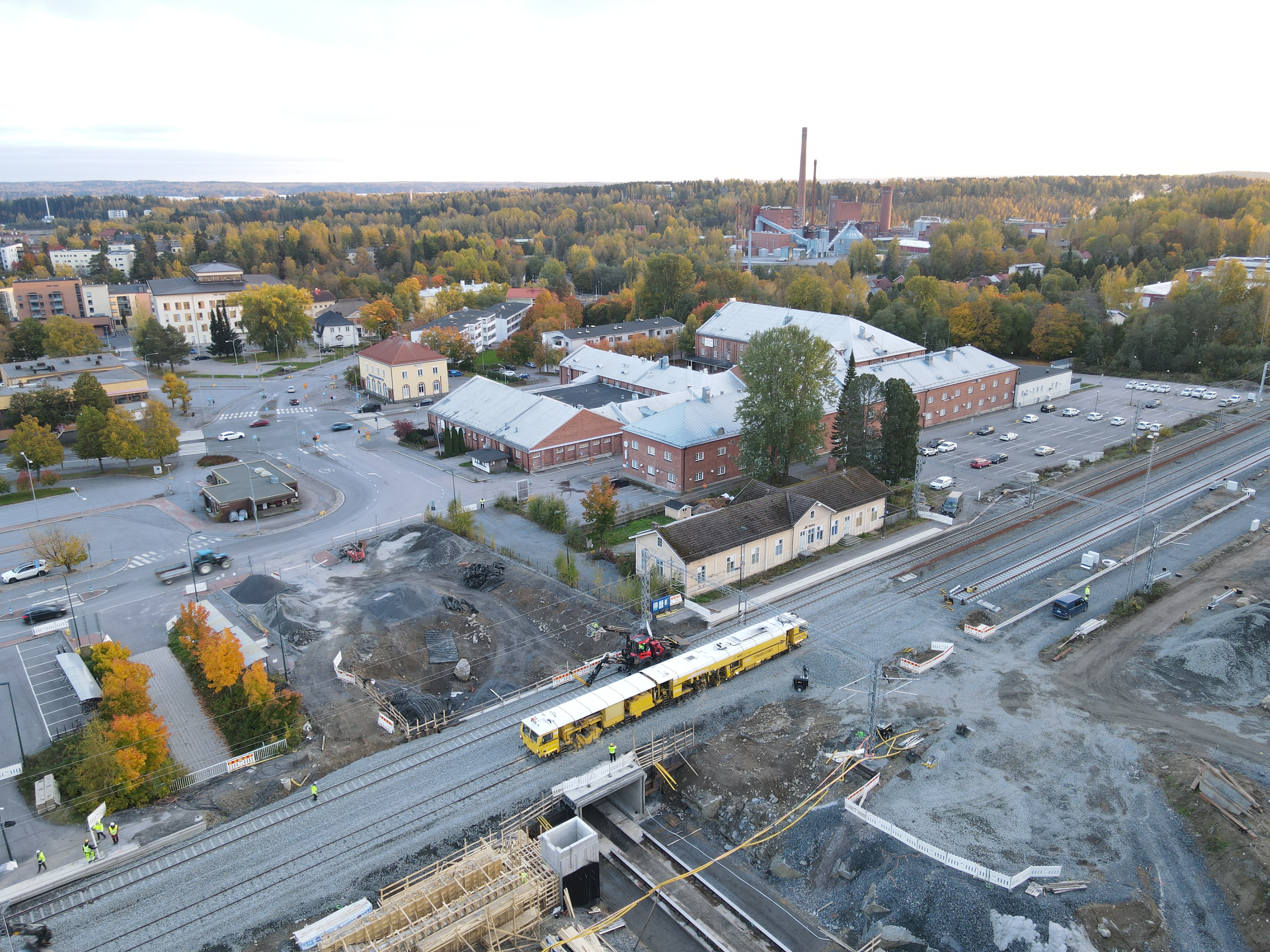 Ilmakuvaa Nokian ratapihasta ensimmäisen junaliikennekatkon aikaan 7.10.2024. Kuvassa näkyy etualalla Nokian ratapiha ja takana kaupunkia. 