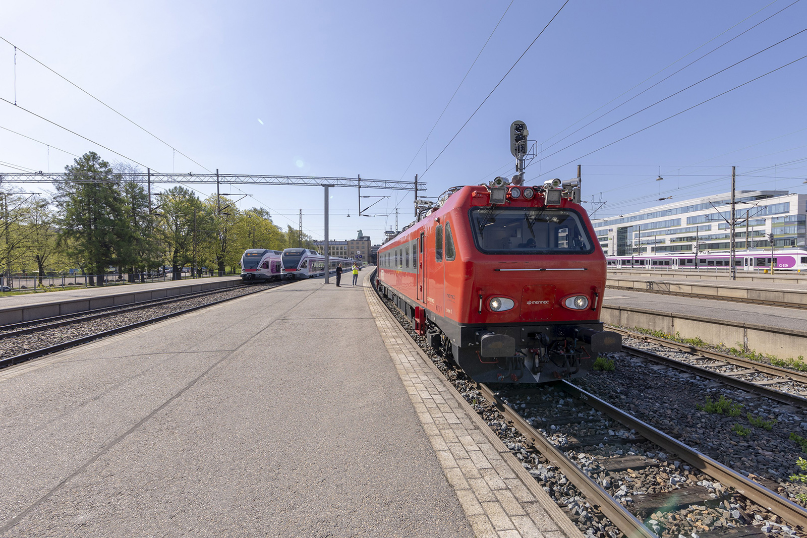 Radantarkastusvaunu MEERI Helsingin päärautatieasemalla. MEERIn kotitalli on Hyvinkäällä. Punainen väri on Väyläviraston entisen rautatieliikennejohtajan, tänä vuonna eläköityneen Markku Nummelinin valitsema.