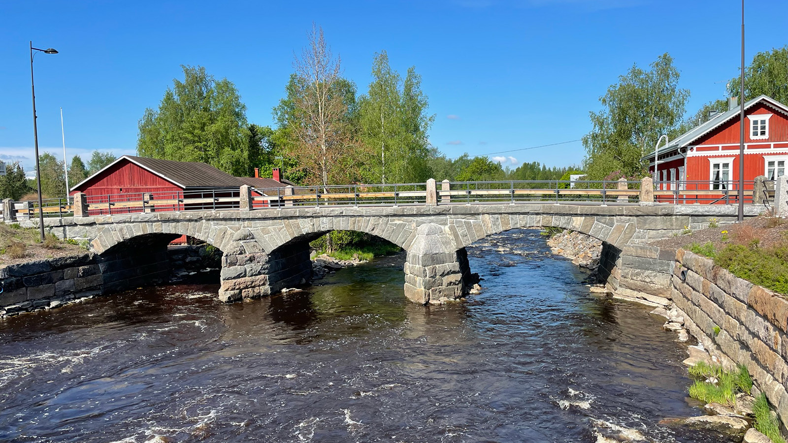 Pomarkun uusi kivisilta verhoiltiin vanhasta sillan kivillä. Sisältä uusi silta on nykyaikainen.