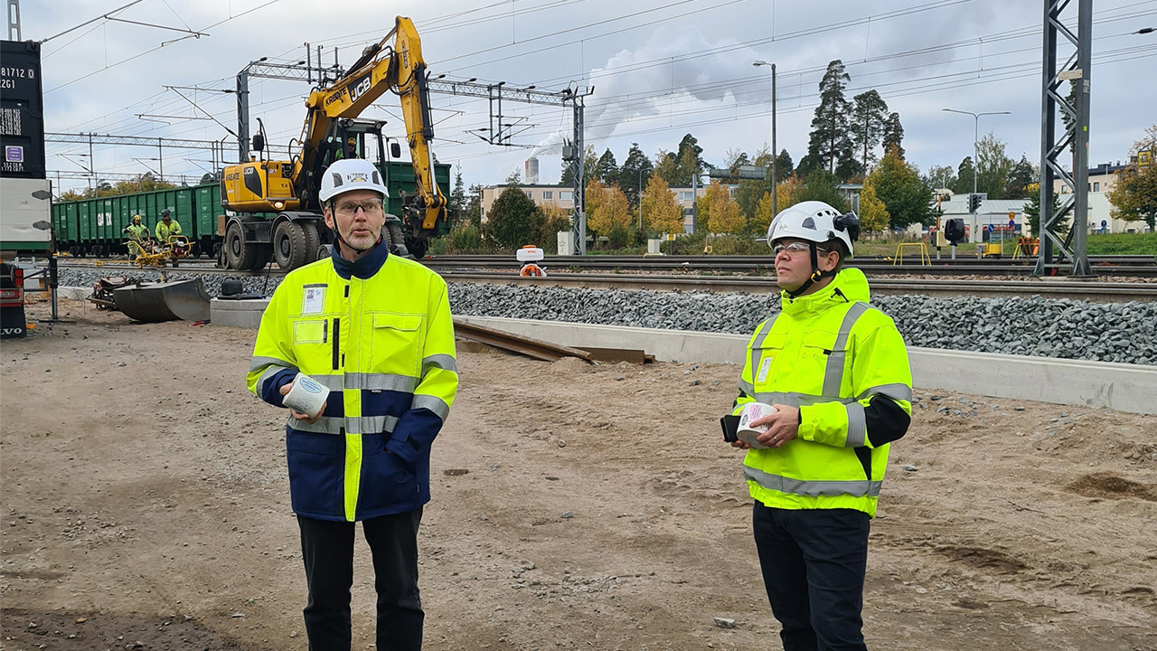 Väyläviraston toimialajohtaja Pekka Petäjäniemi ja Luumäki-Imatra-ratahankkeen projektipäällikkö Joonas Hämäläinen puhuvat työmaalla.