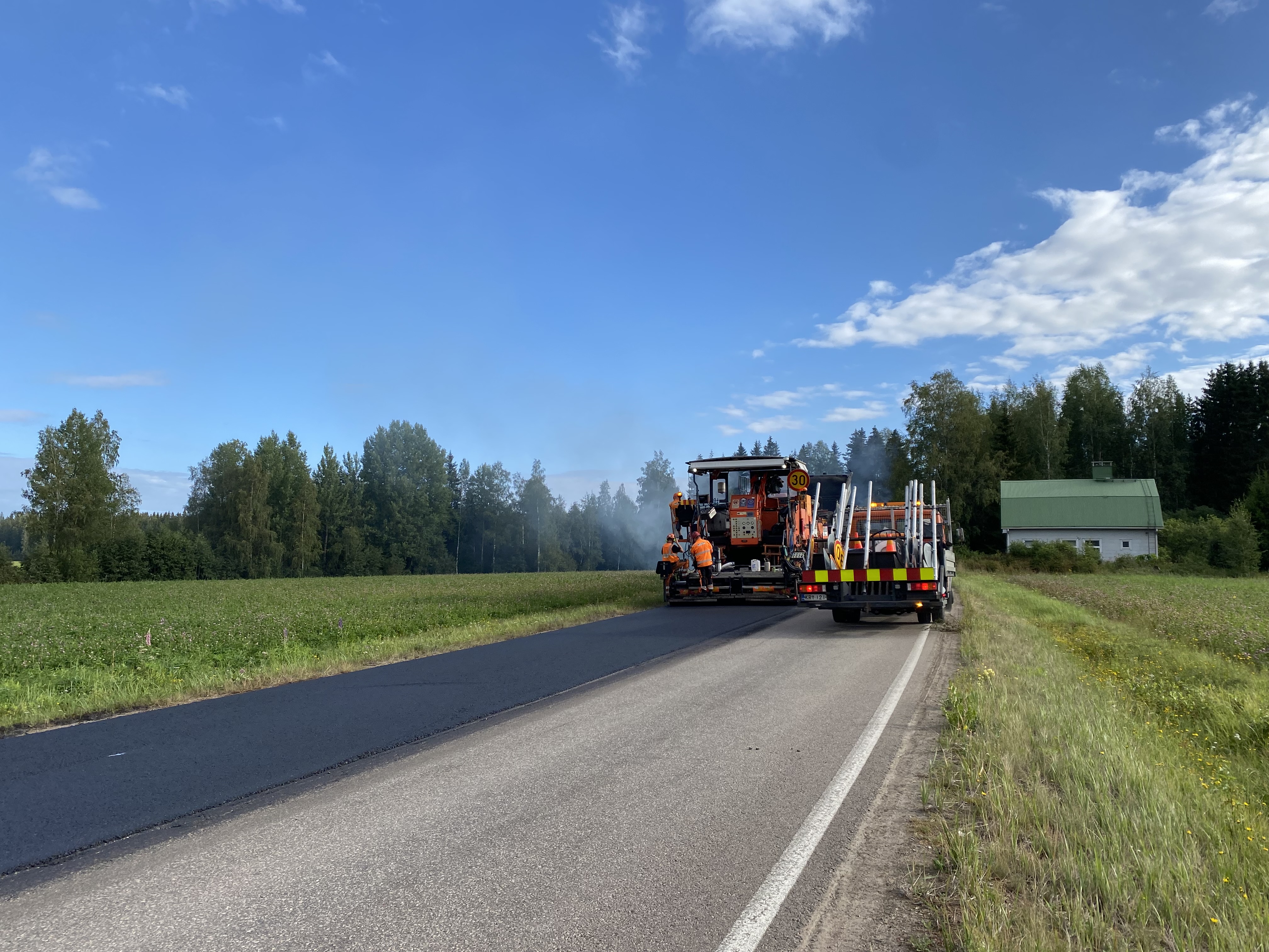 Maantien päällystys Kaakkois-Suomessa.