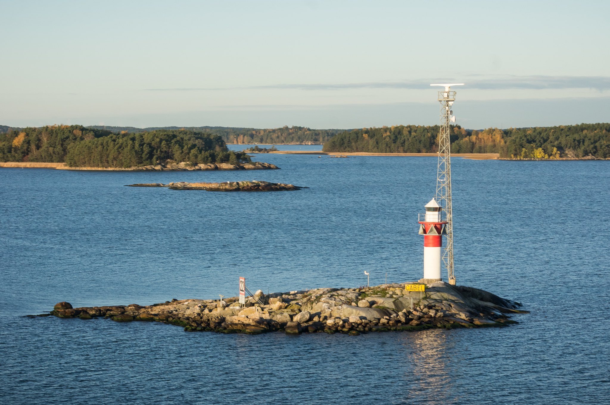 Majakka saaristossa kesäisessä maisemassa.