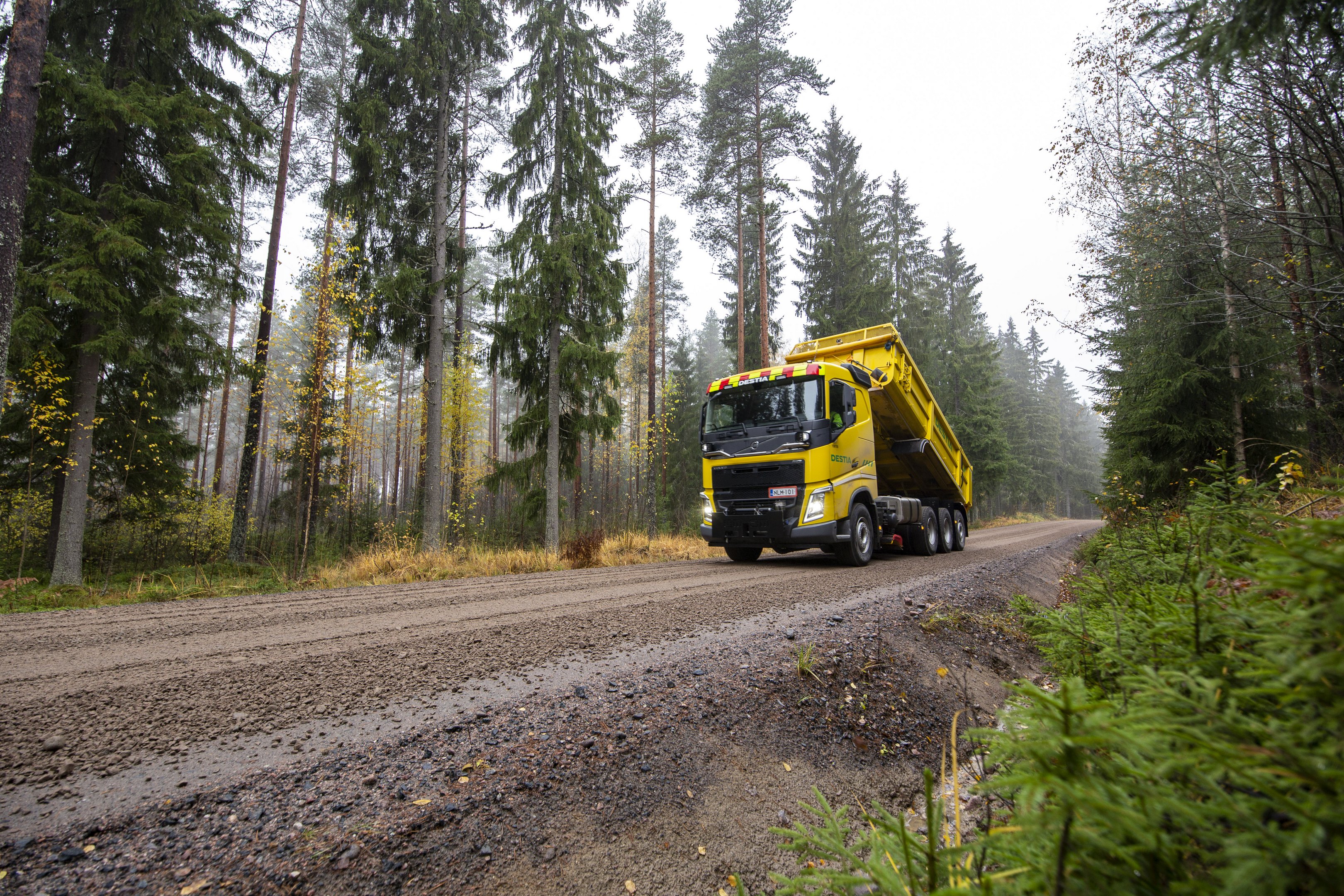 Soratien sorastusta kuorma-autolla syyskelissä.