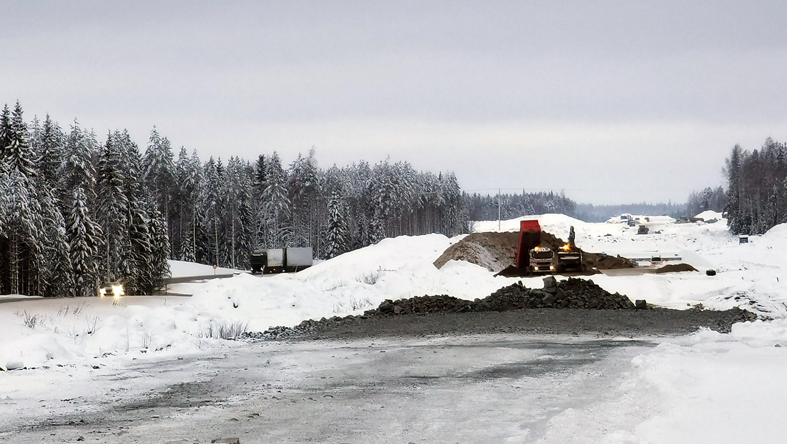 Valtatie 5:n rakentamista talvella 2021 Mikkelin ja Juvan välillä. Rinnakkaistie kulkee osin lähellä varsinaista valtatietä.