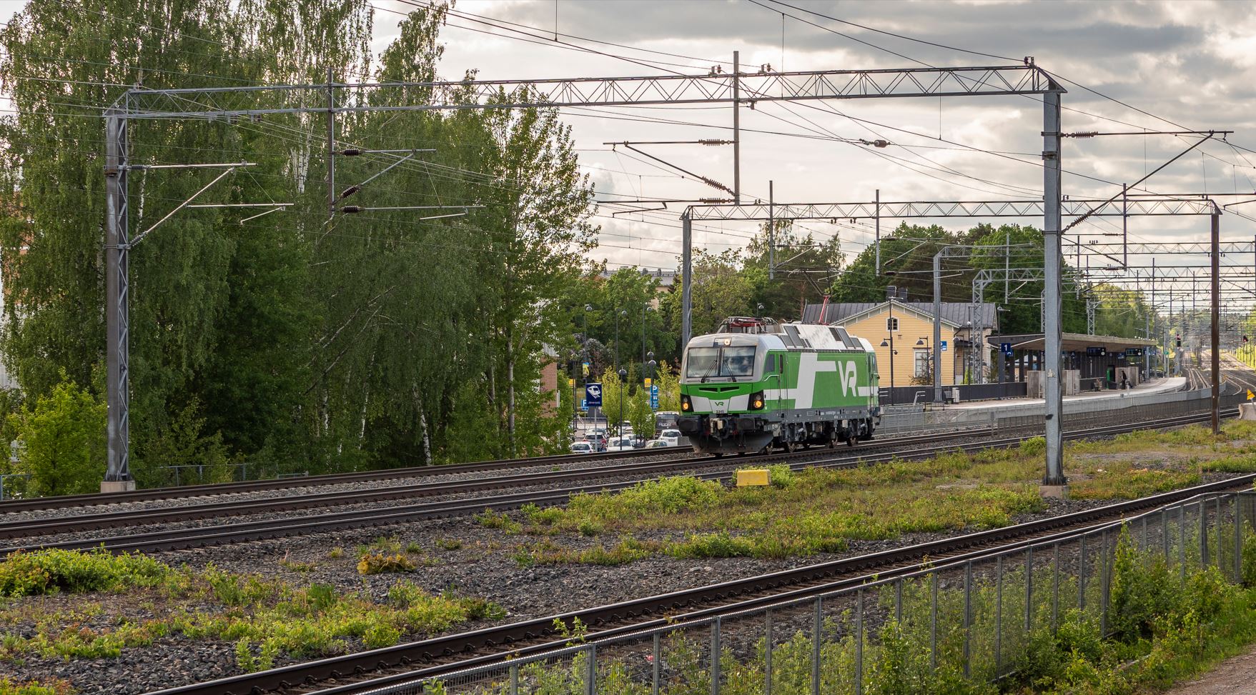 Juna kulkee Järvenpään aseman ohi.