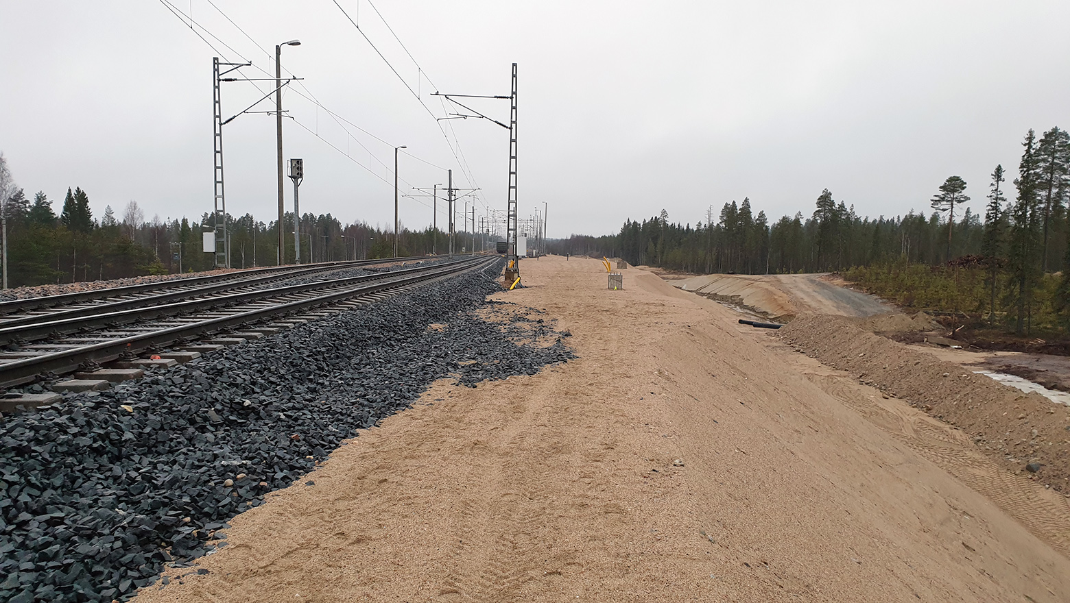 Vartiuksen itäpään jatkuvan raiteiston penger.