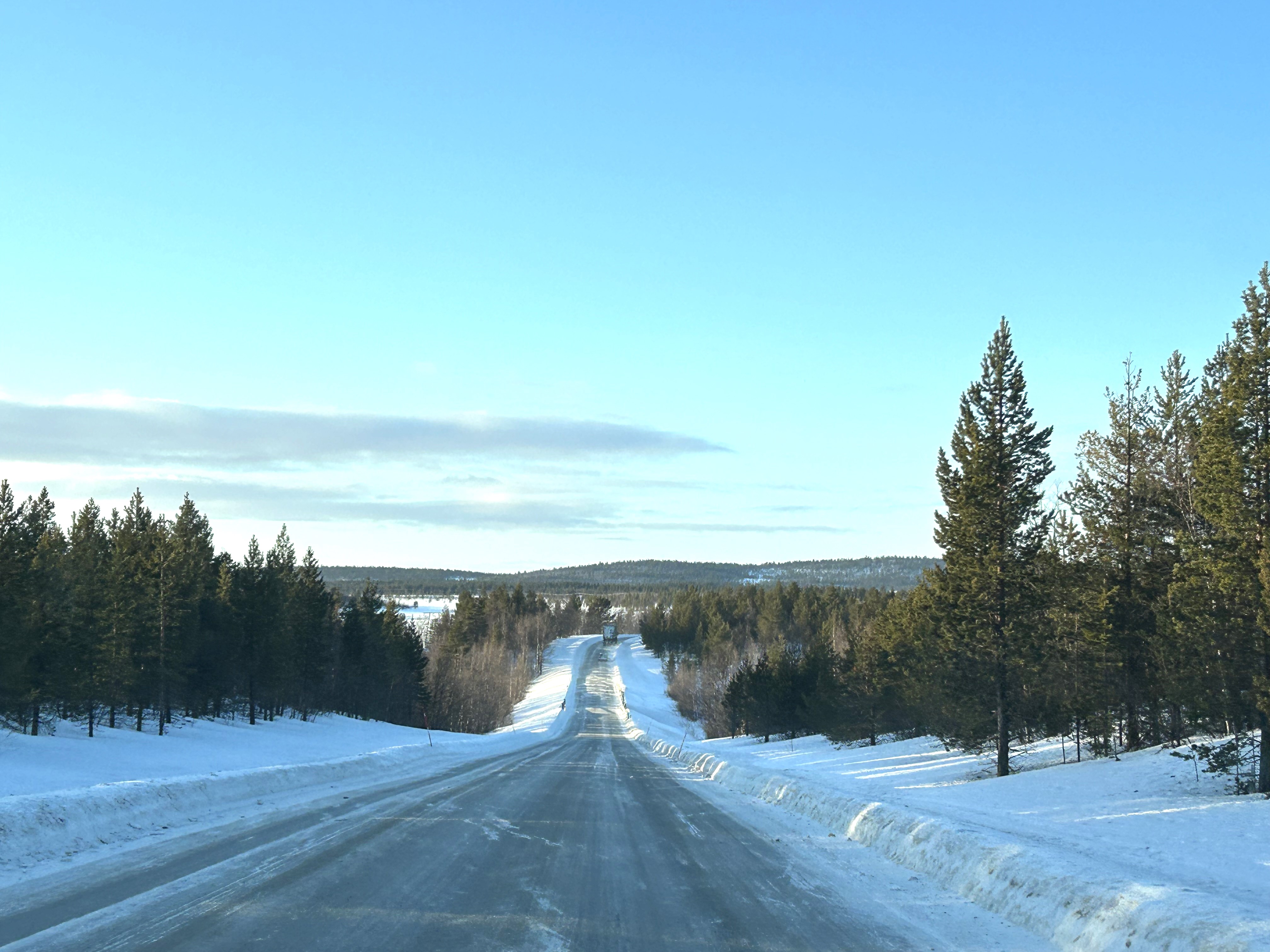 Kuva tiestä valtatie 21 varrella välillä Palojoensuu-Jatuni. Kuvassa keskellä tie, jonka varsilla metsää. Taustalla näkyy tunturimaisema.