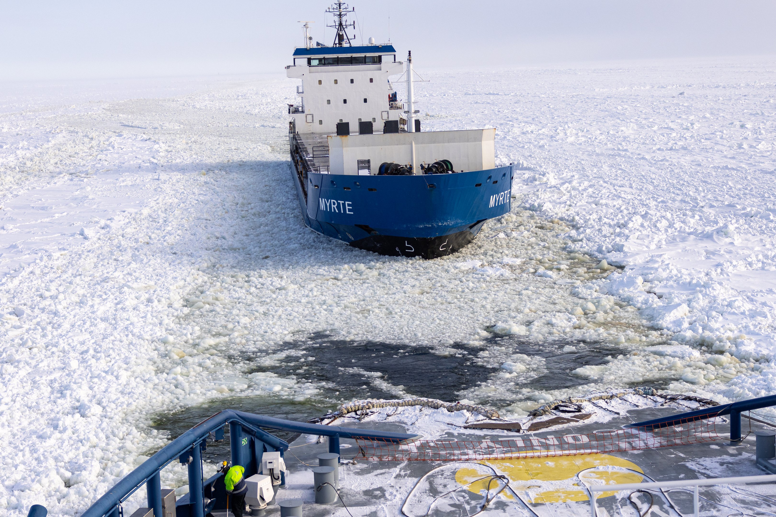 Laiva seuraa jäänmurtajan tekemää reittiä jäätyneellä ja talvisella merellä.