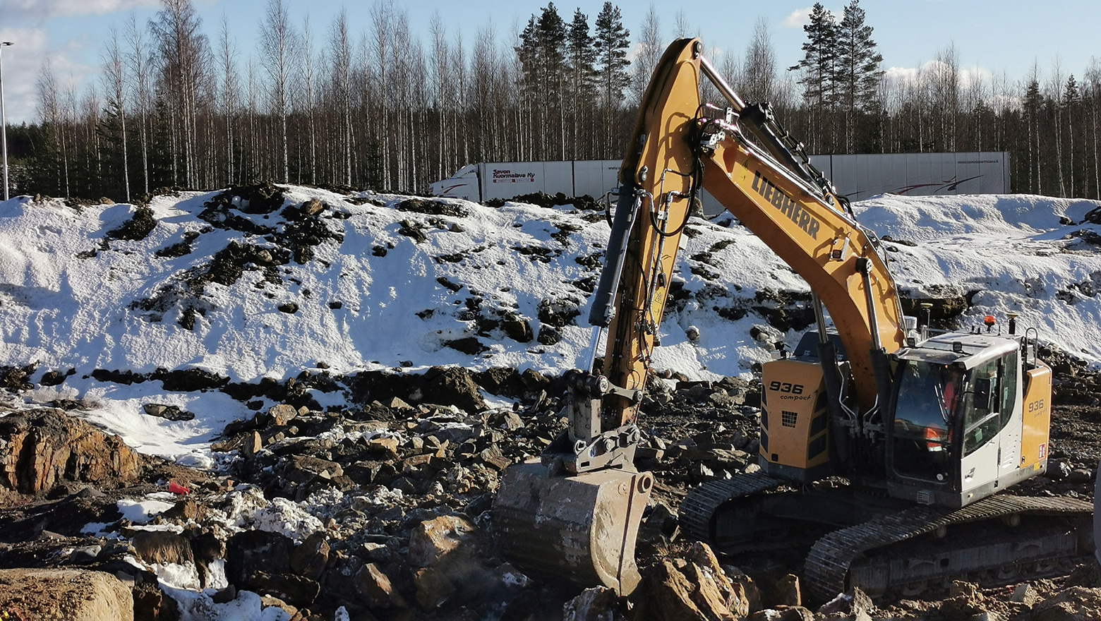 Kaivinkone työskentelee Vt 5 Mikkeli-Juva työmaalla maaliskuussa 2021.