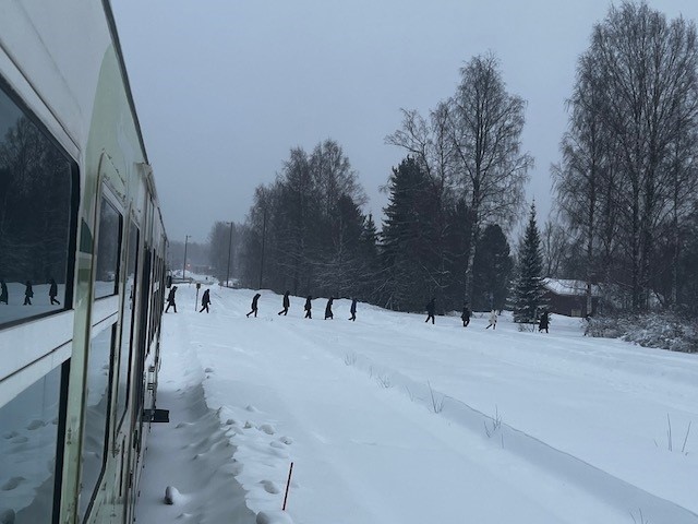 Radan poikki oikaisevia ihmisiä Keuruun asemalla. Kuva: Mikko Myyryläinen