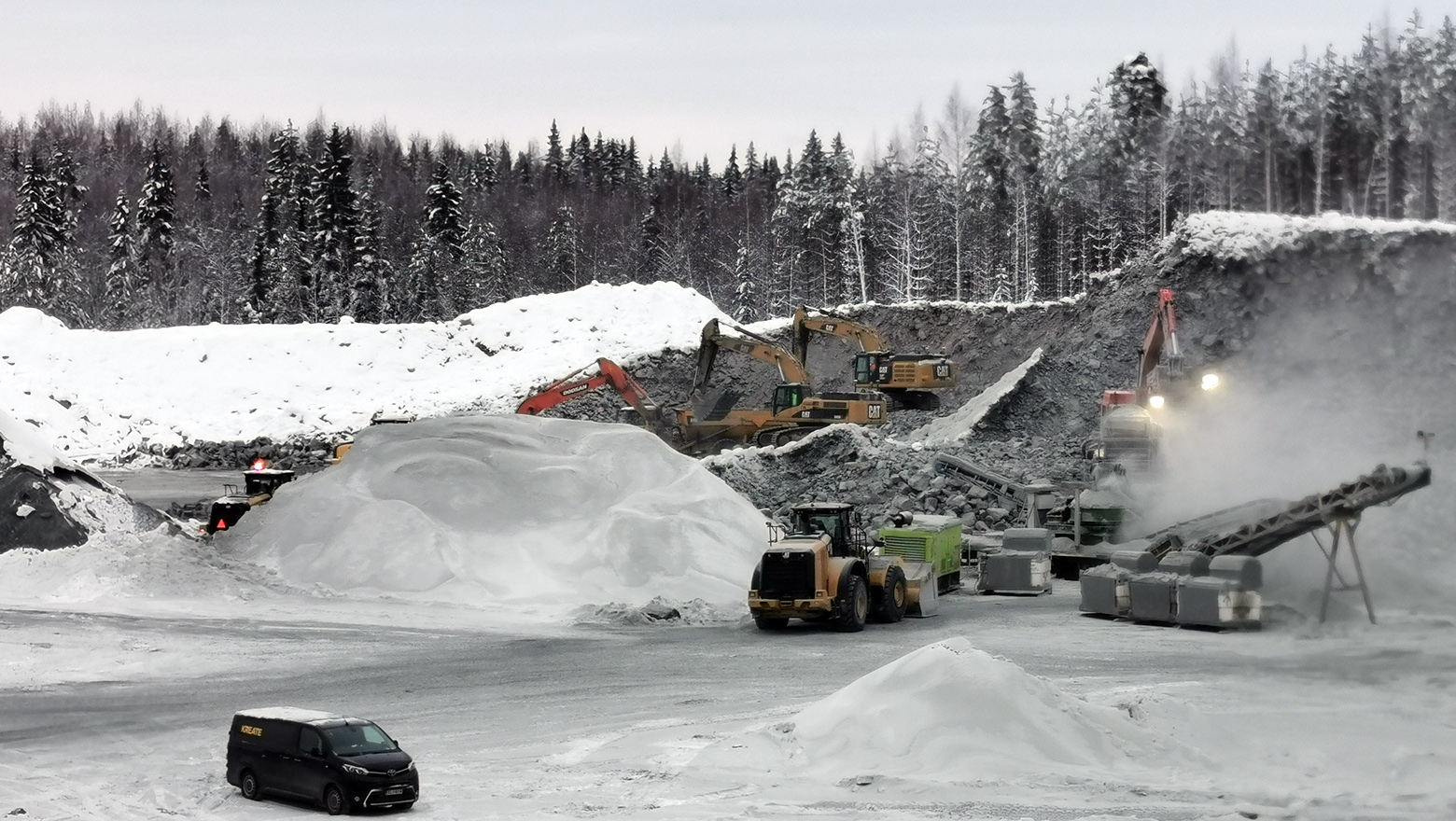 Kivenmurskaamolla toimii monia koneita murskasta kaivureihin.