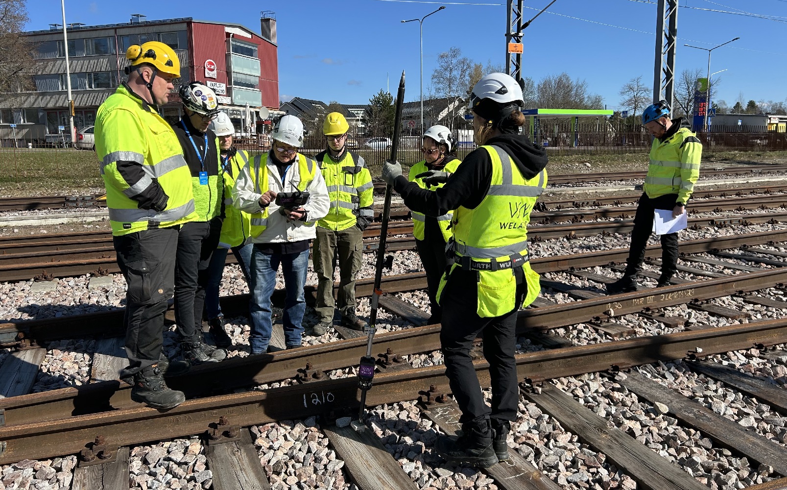 Weladon Janne Mikkonen (selin) opasti koulutuksen osallistujia ratamittauksen saloihin Ratateknisen oppimiskeskuksen ulkorastilla.