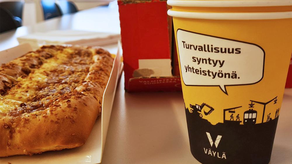 Kahvitauolla voi mukista lukea, mitä turvallisuustoimilla halutaan saada aikaan.