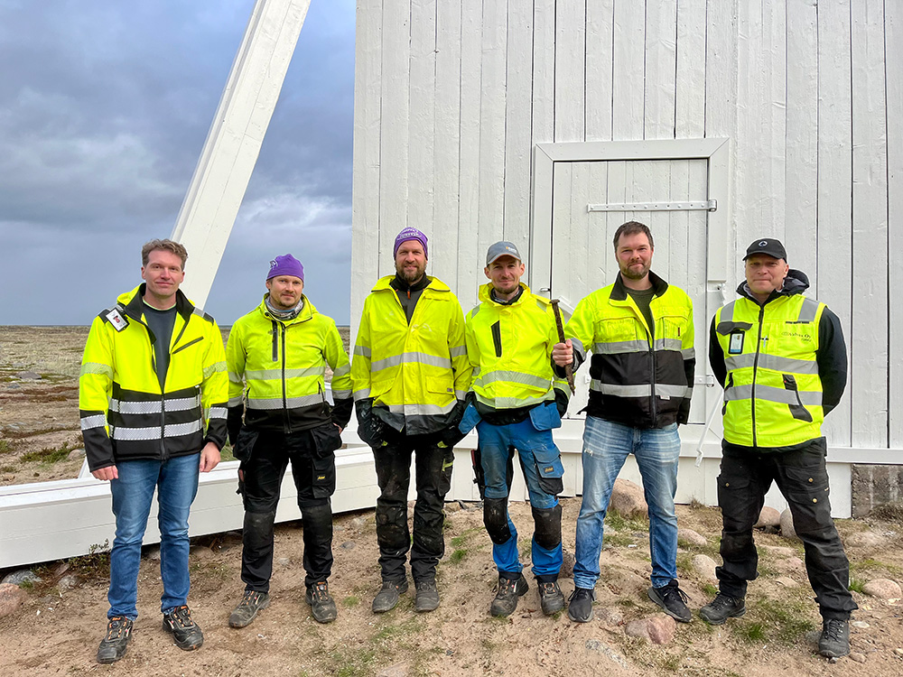 Kuvassa vasemmalta Antti Pihlaja, Mikko Palosaari, Arttu Wirta, Kaarle Pereira da Silva, Lauri Koski ja Jarno Lähdeviita. Pookin tukirakenteita purettaessa löytyi 160 vuotta vanhoja järeitä nauloja, joista yhtä pitelee kuvassa urakoitsijan edustaja Lauri Koski.