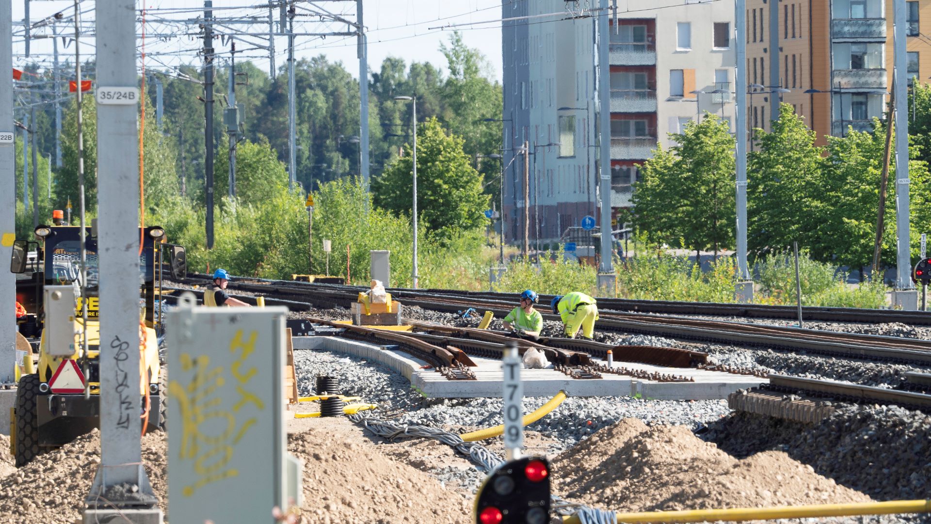 Työntekijöitä rata-alueella rakentamassa, kuva: Jussi Pajunen