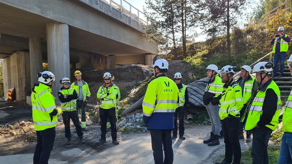 Urakoitsija kertoo, miten Tainionkosken sillan rakentaminen on edennyt. 