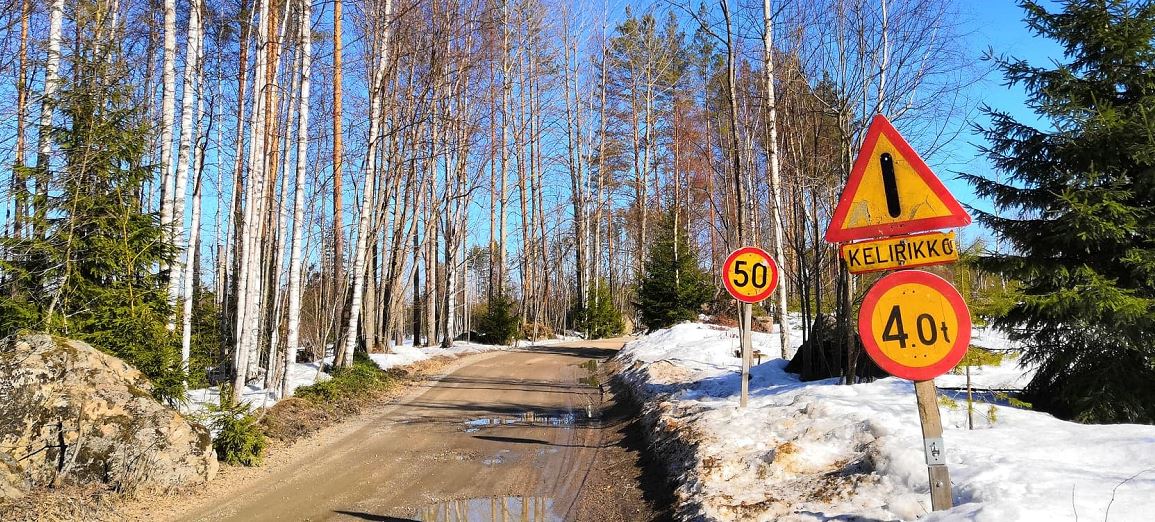 Kelirikko yksityistiellä keväällä