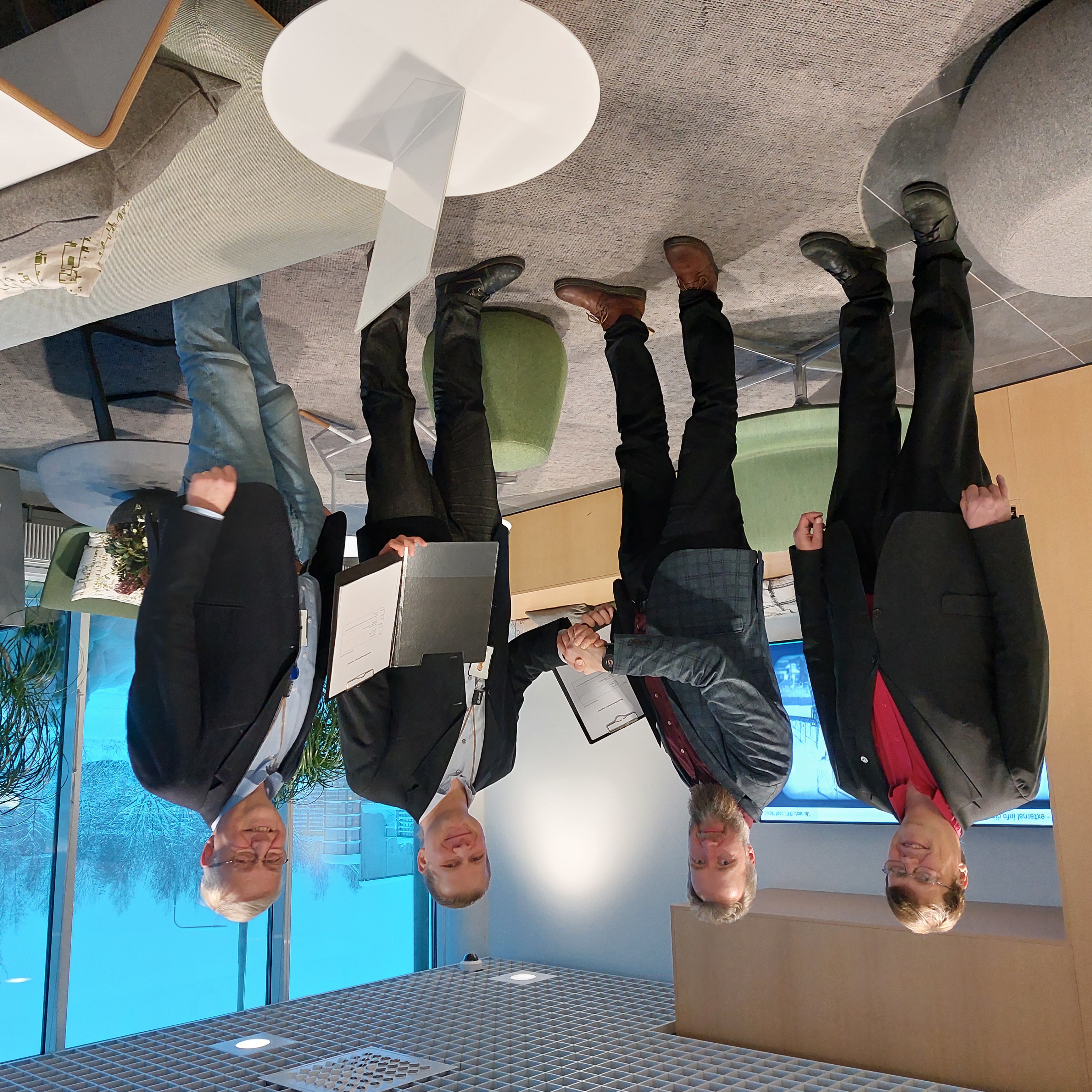 Henkilöitä kättelemässä