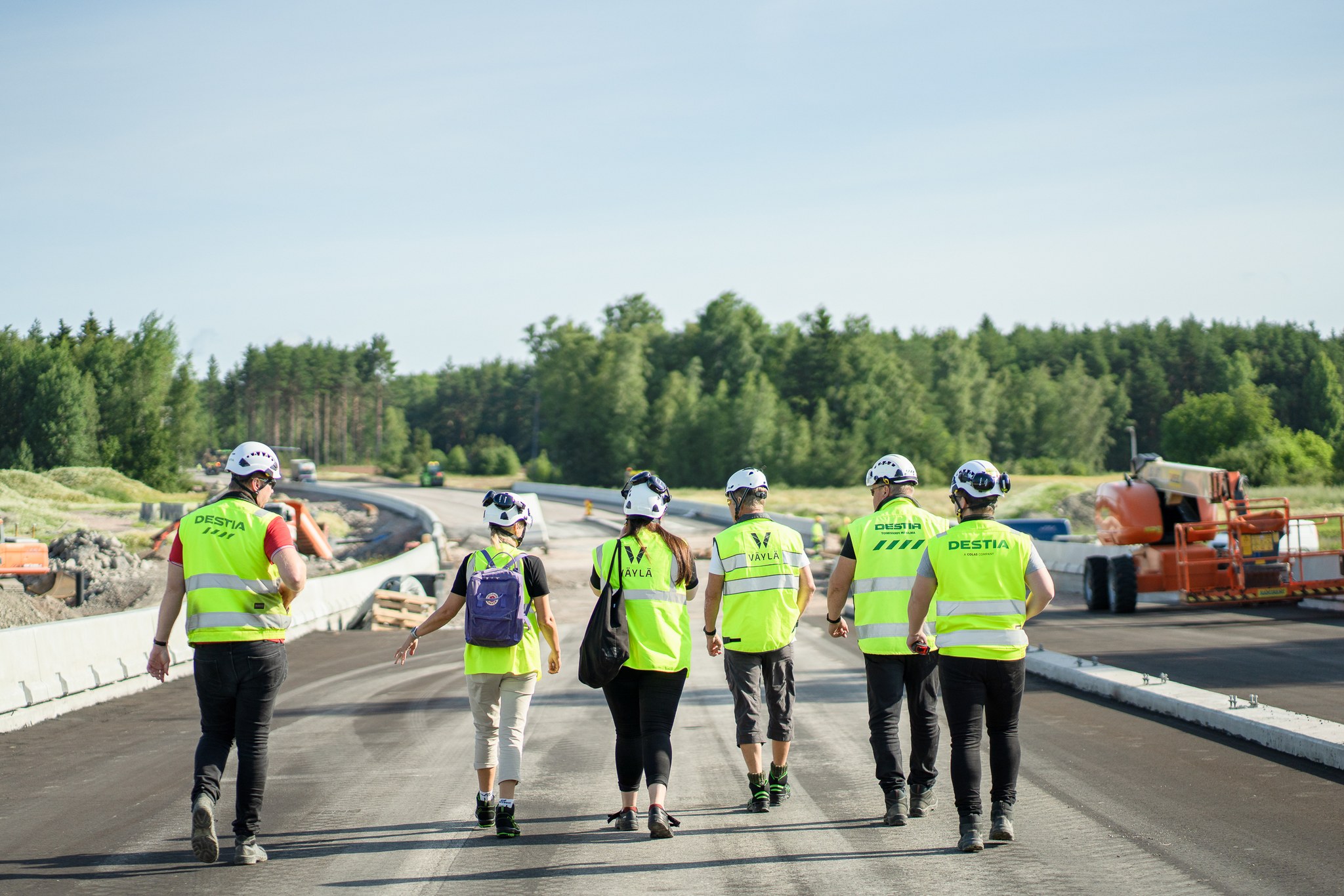 Työmaa ja ihmisiä turvavarusteissa.