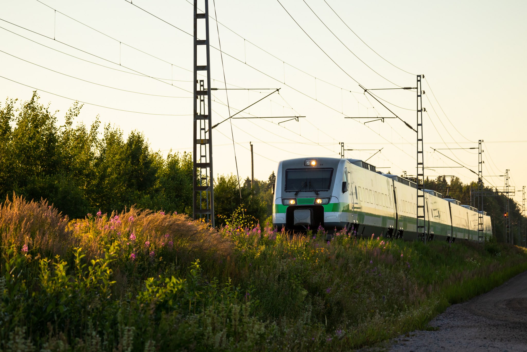 Juna auringonlaskun aikaan.