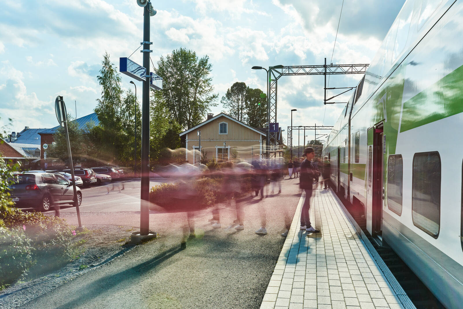 Nokian rautatieaseman laituri, jossa ihmisiä nousemassa junaan.