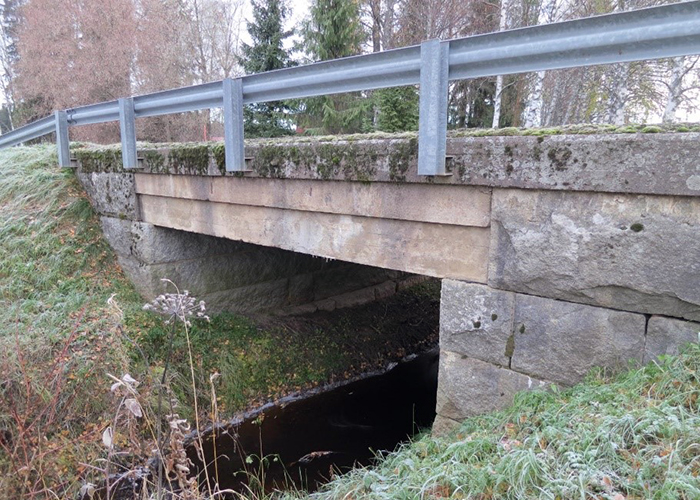Joenperän silta aamukuuraisessa maisemassa.