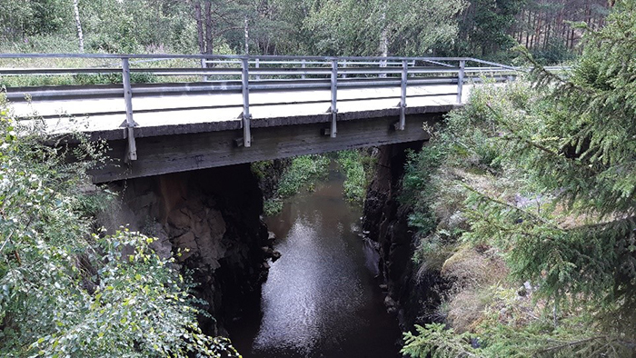 Koskisilta vehreänä kesäpäivänä.