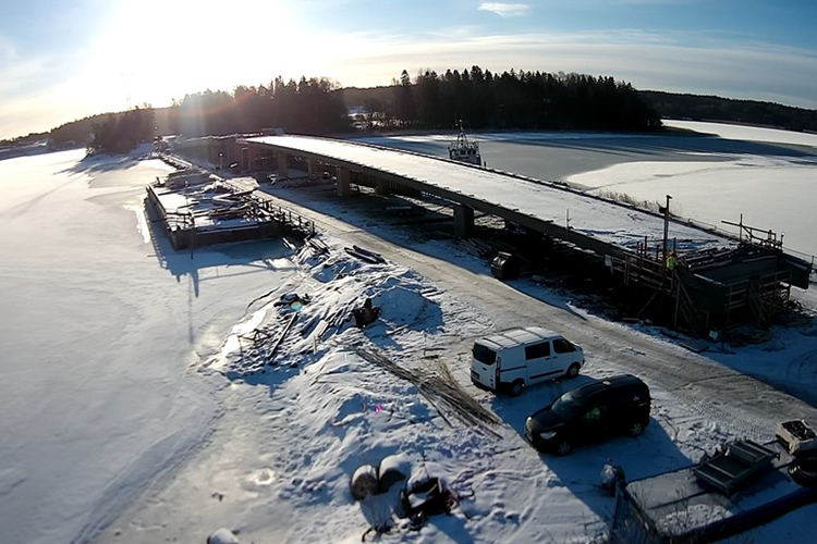 Lillholmenin sillan työmaa talviauringossa.