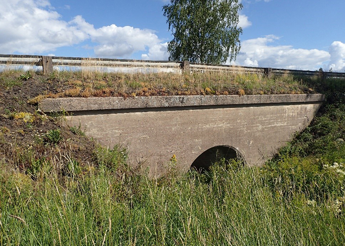 Lohvon silta aurinkoisena kesäpäivänä.