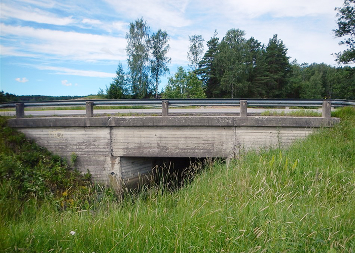 Rajaojan silta poutaisena kesäpäivänä.