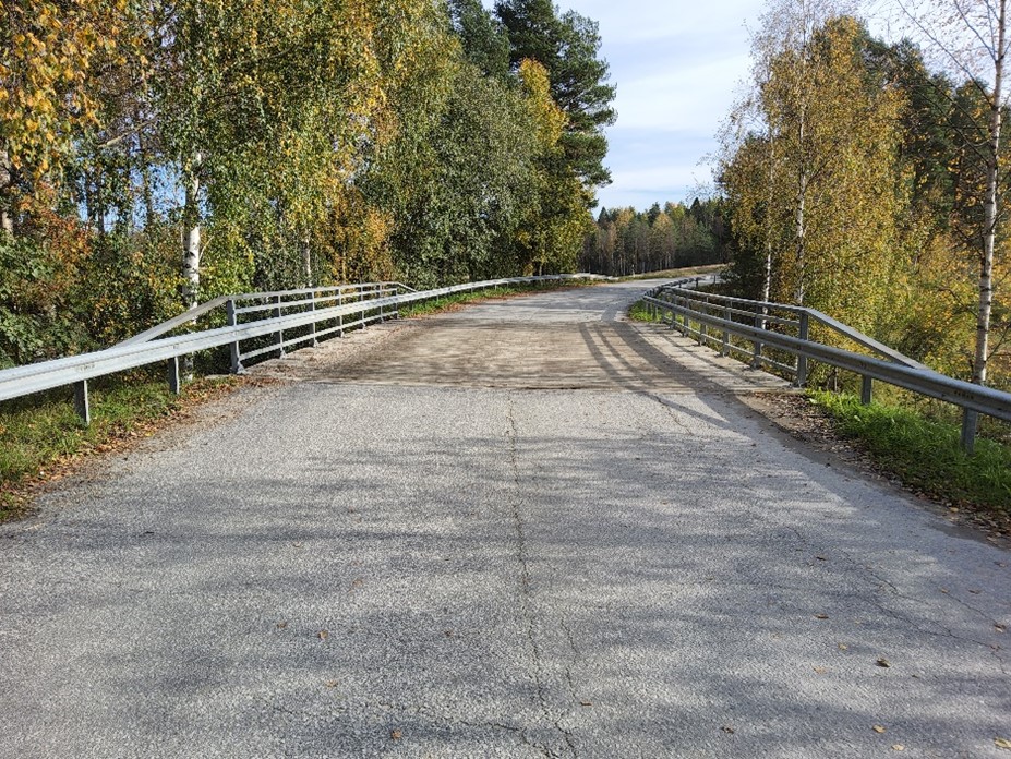 Hipanjoen silta tieltä kuvattuna.