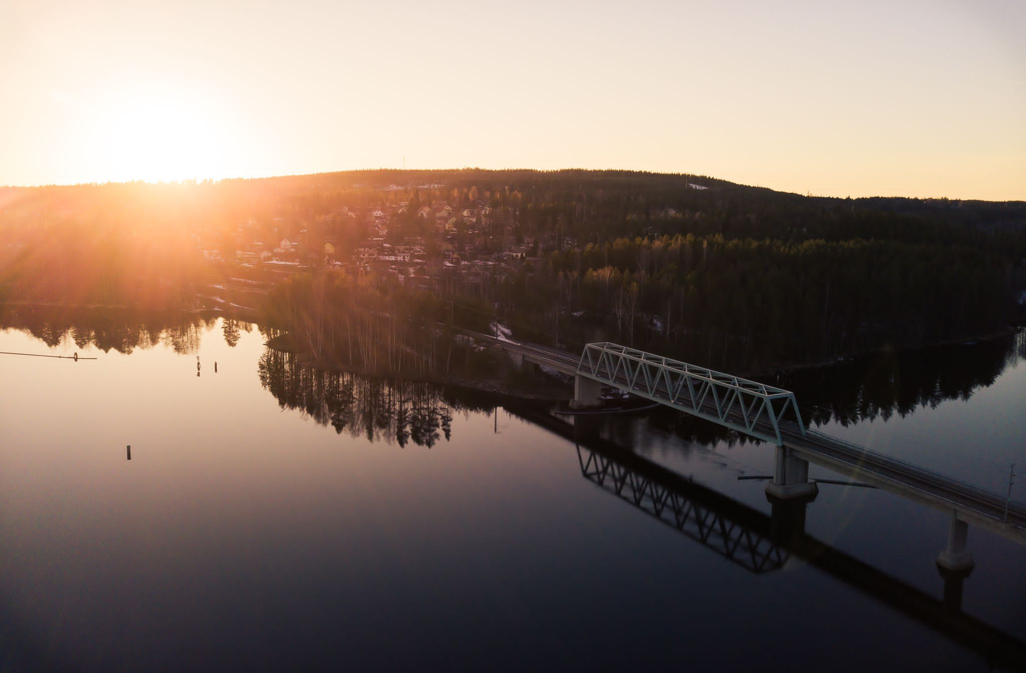 Haapakosken ratasilta Vaajakoskella ilta-auringossa.